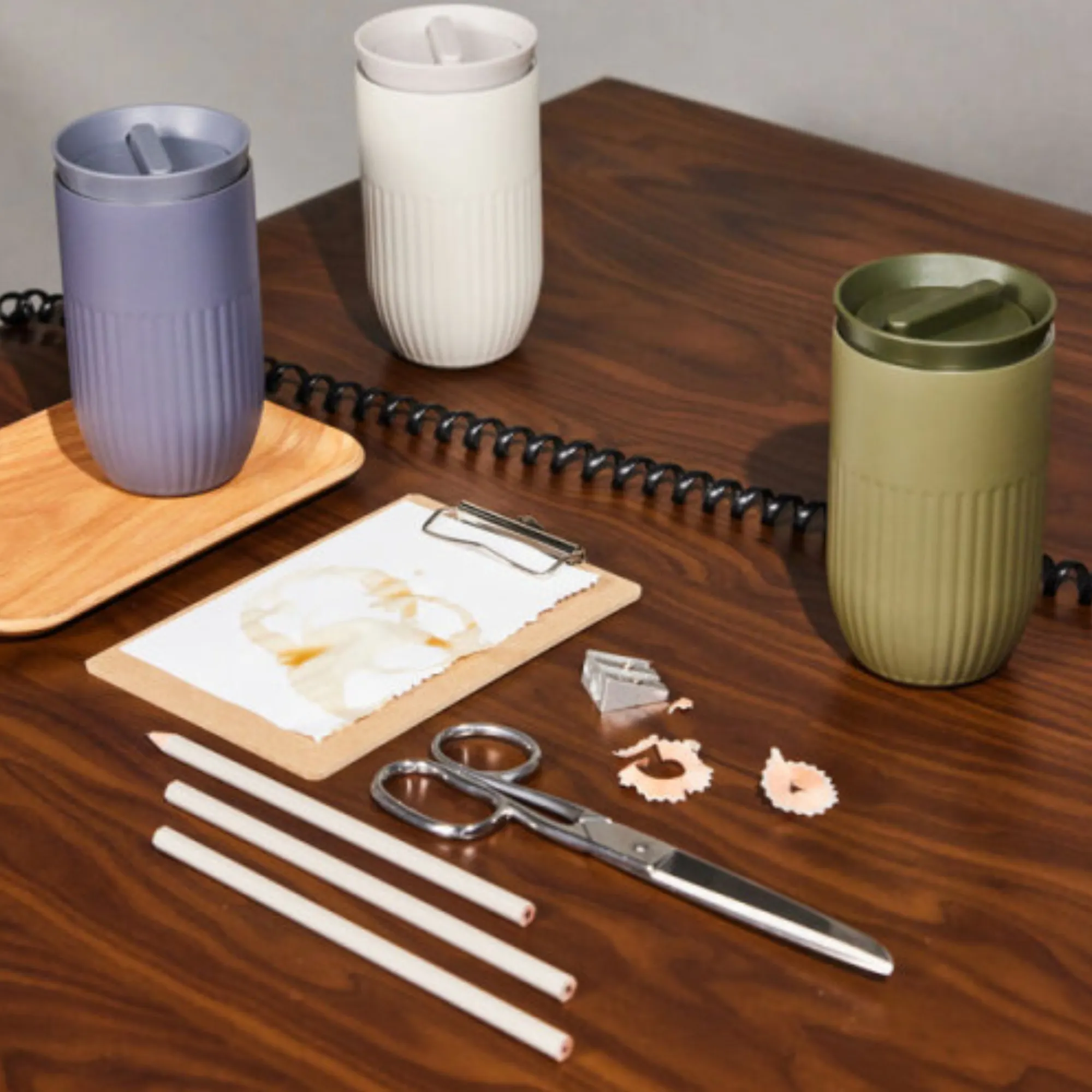 image kubki termiczne, talerz drewniany, nożyczki, papier”,“Klip