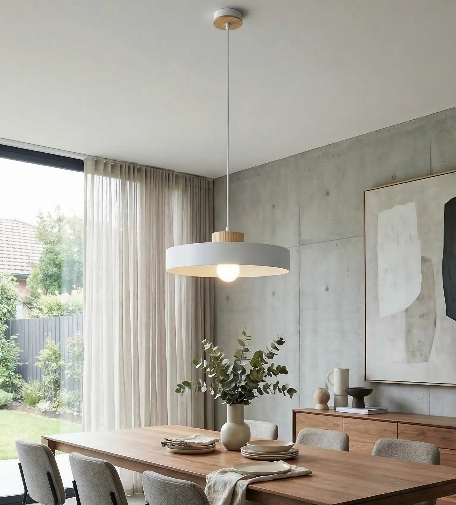lampa wisząca, kij/kolumna źródła, surowe wykończenie, stół drewniany, osłona abażurowa