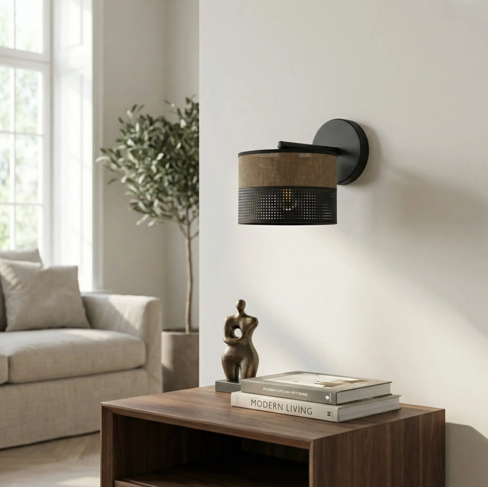 lampa ścienna, metalowy abażur, czarna lampa, drewniany stolik, dekoracyjna figura