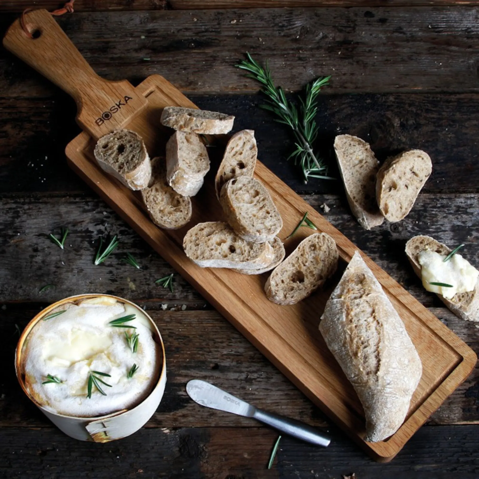 chleb, bagietka, kawałki chleba, masło czosnkowe, rozmaryn