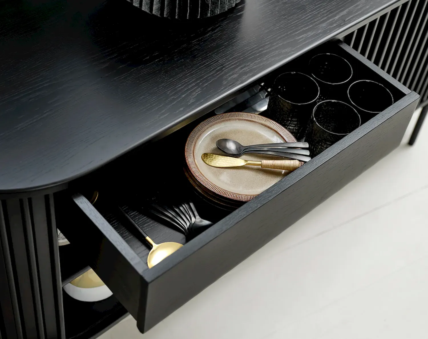 Komoda 2-drzwiowa SIENA z szufladą ryflowana czarna - UN_46084640