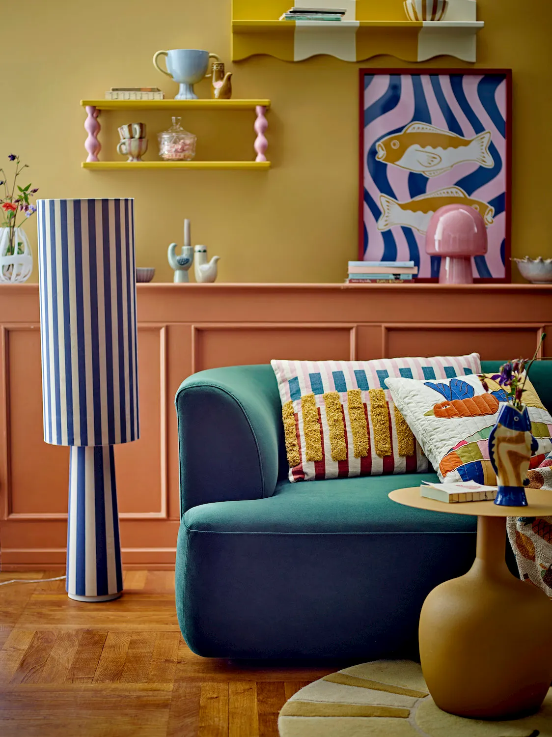 sofa, na zielono, poduszki, oryginalne wzory, lampa