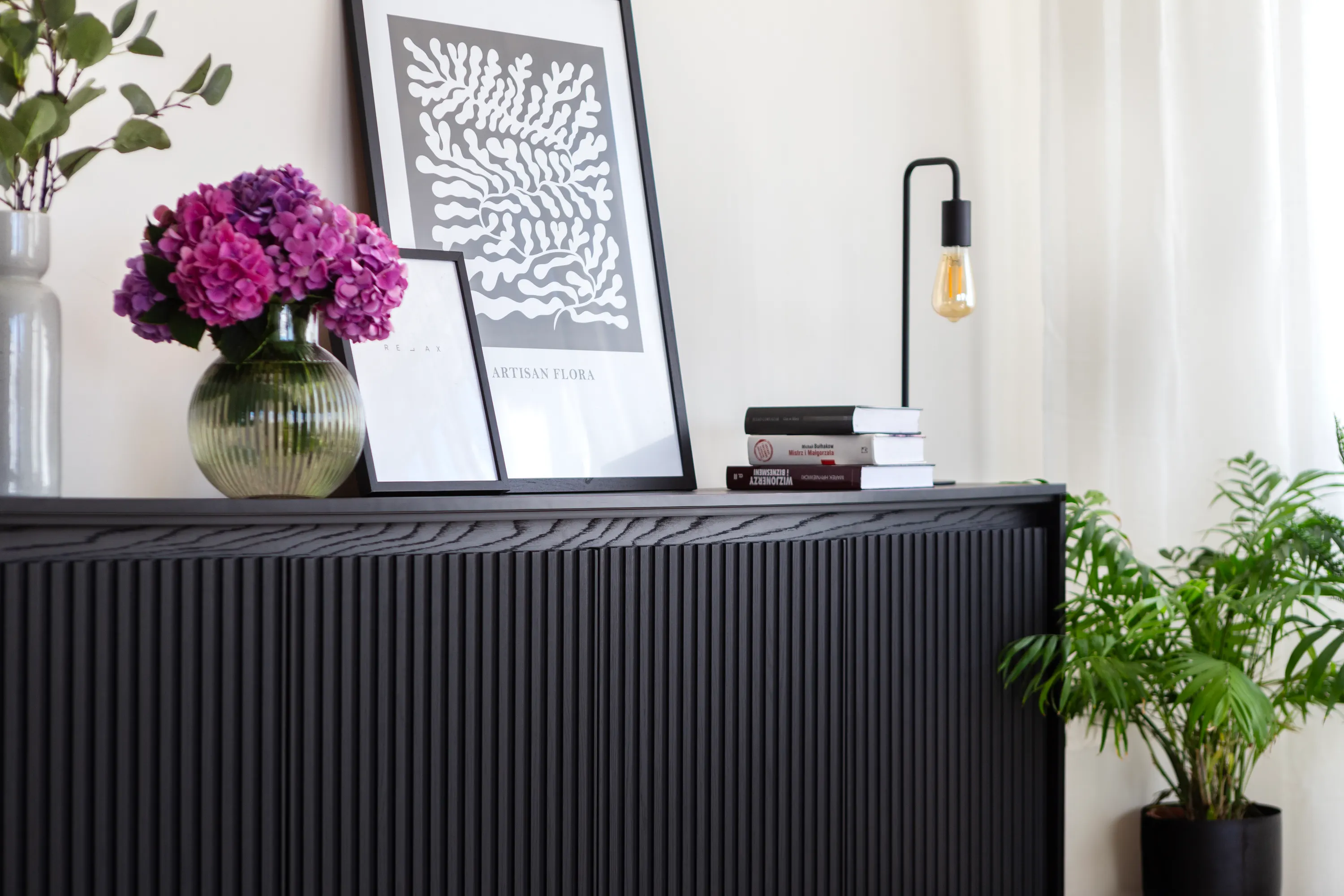 Szafka RTV z oświetleniem TREND TR-05 4D 167cm czarna - TR5C-V2