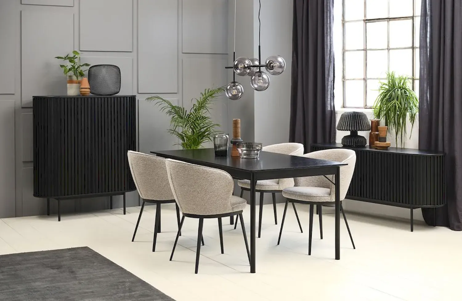 Komoda wysoka 2-drzwiowa SIENA z szufladą ryflowana czarna - UN_46094640