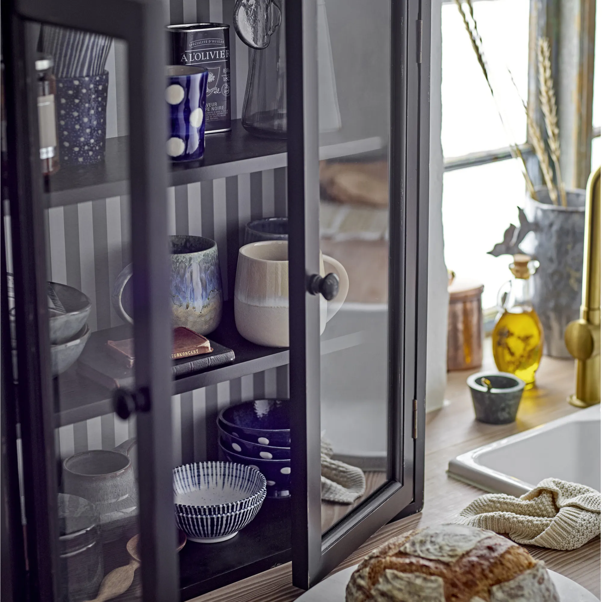 szklana witryna, kieliszki, ceramika, naczynia, kuchnia