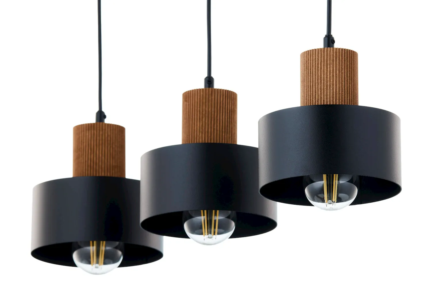 lampa wisząca, kandela, czarna lampa, drewniane akcenty, okap metalowy