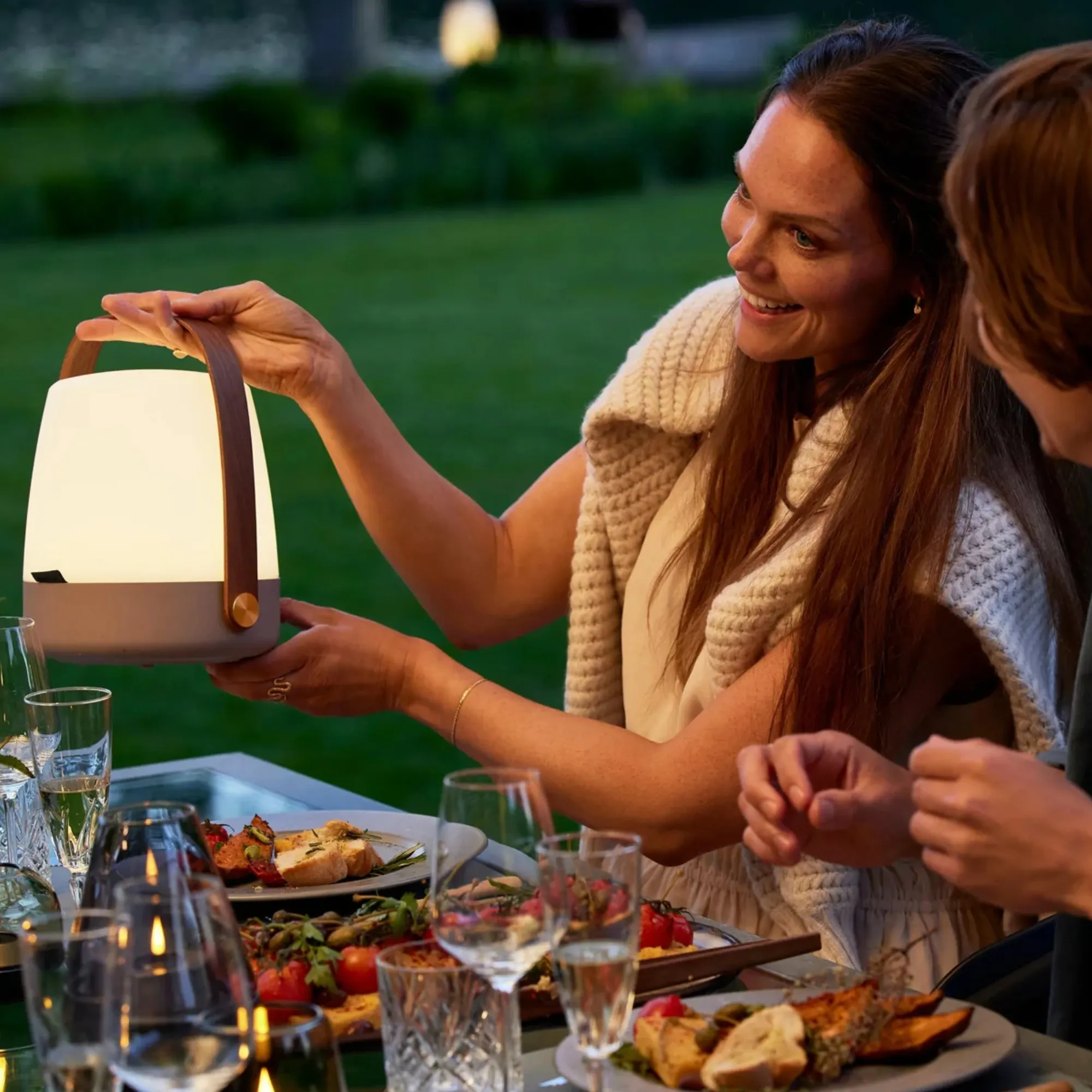 image lampa, lampion, drewniana rączka, przenośna lampa, impreza na zewnątrz