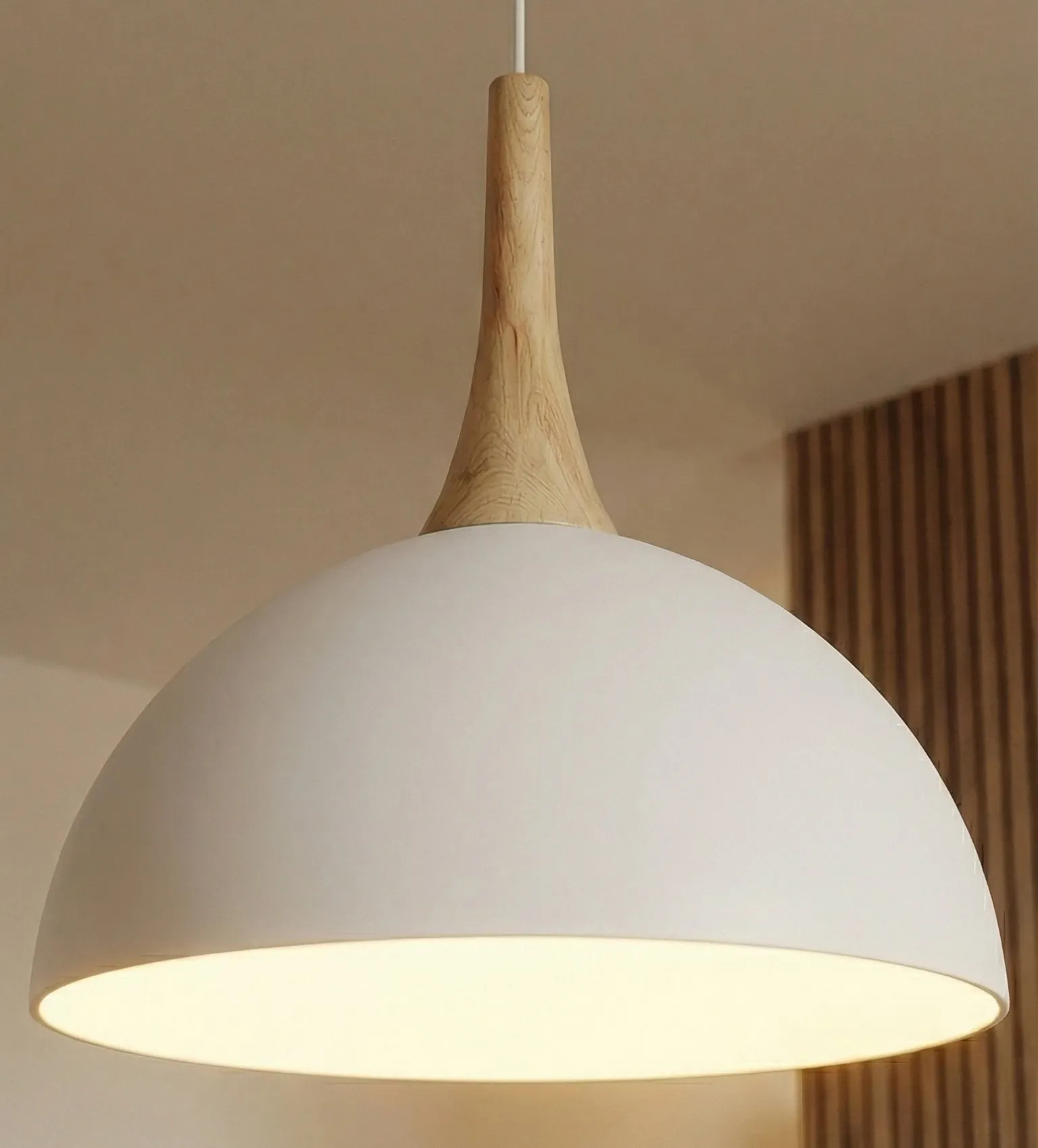 wisząca lampa, lampa sufitowa, korpus drewniany, biała abażur, oświetlenie domu