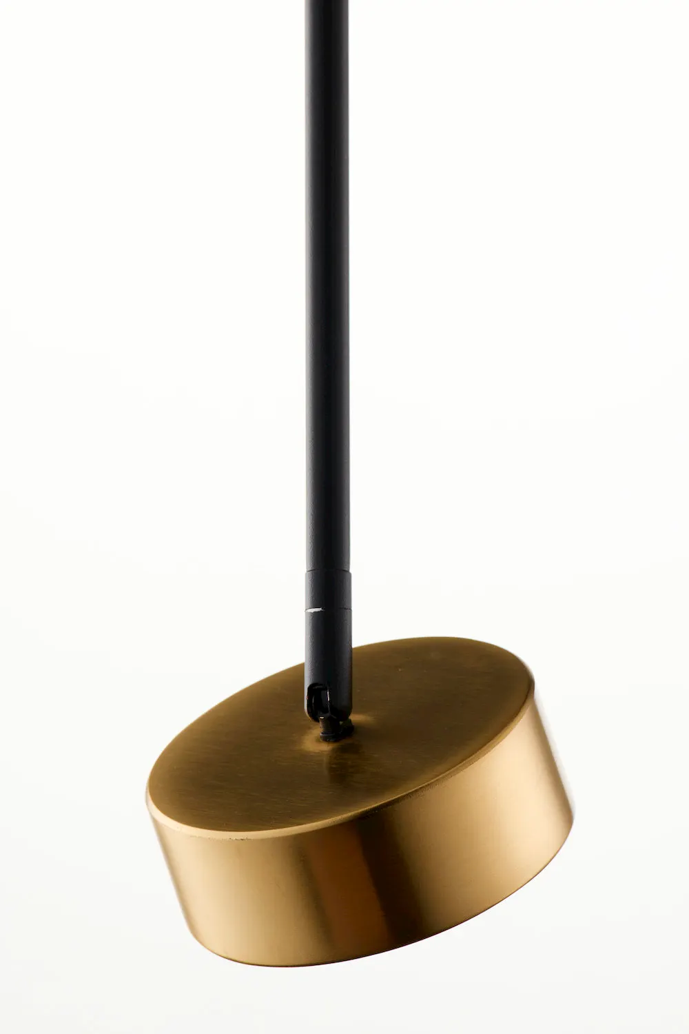 image lampa, kolumna, czarna rura, podstawa złota, pendant lamp