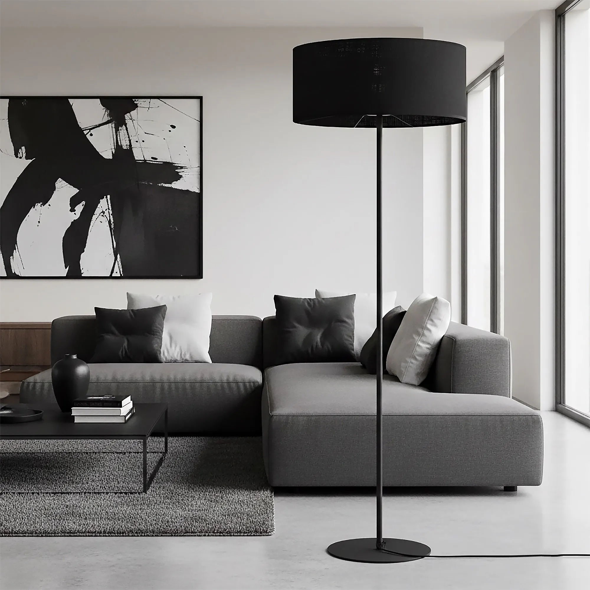 image lampa stojąca, lampa podłogowa, czarny klosz, sofa szara, salon minimalistyczny