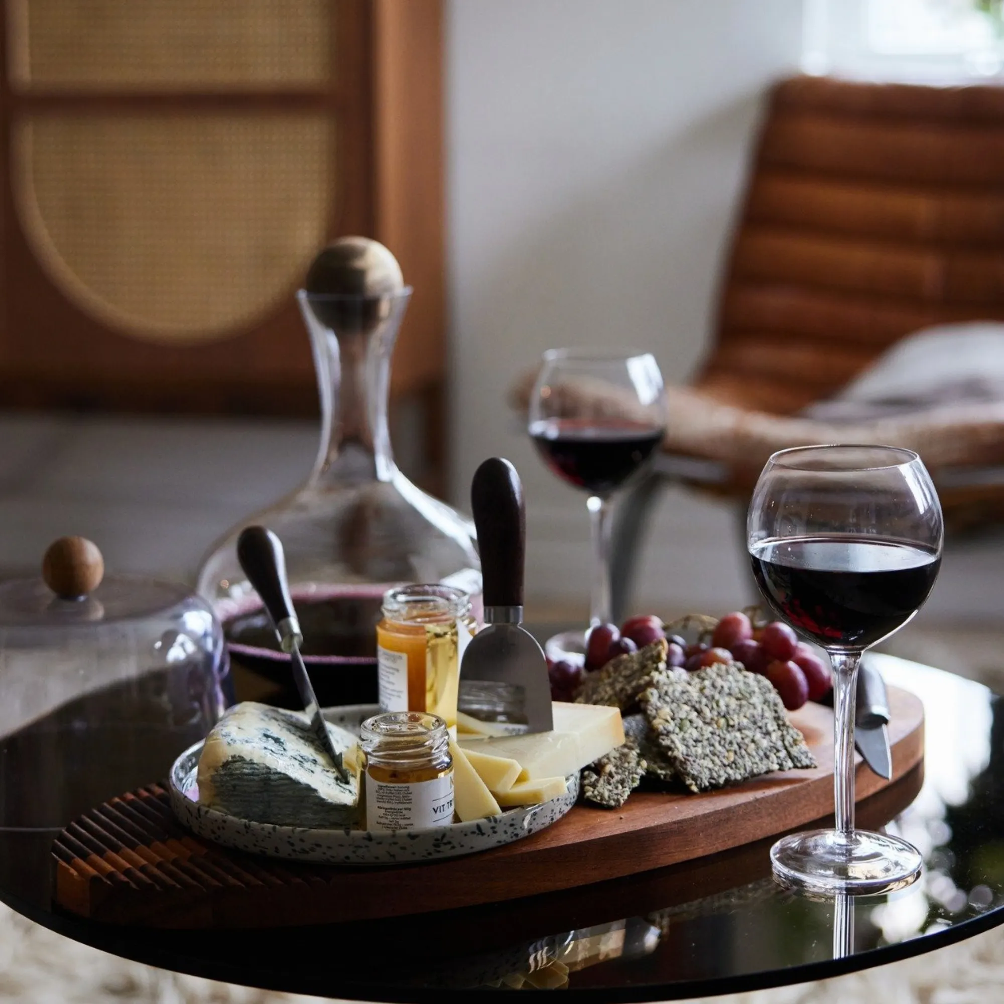 image ser, świeże jedzenie, deska serów, wino czerwone, kieliszki do wina