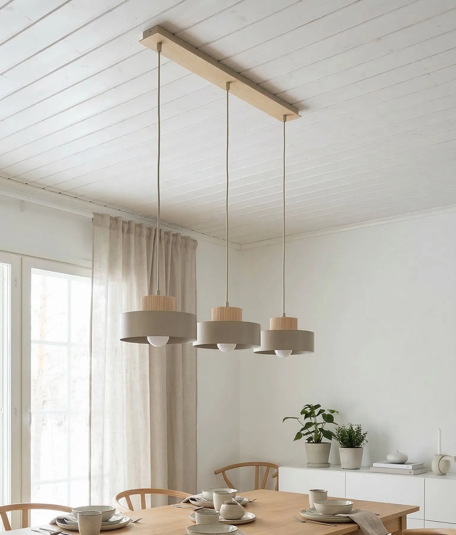 lampa wisząca, trzy źródła światła, drewniane elementy, jadalnia, kolor beżowy