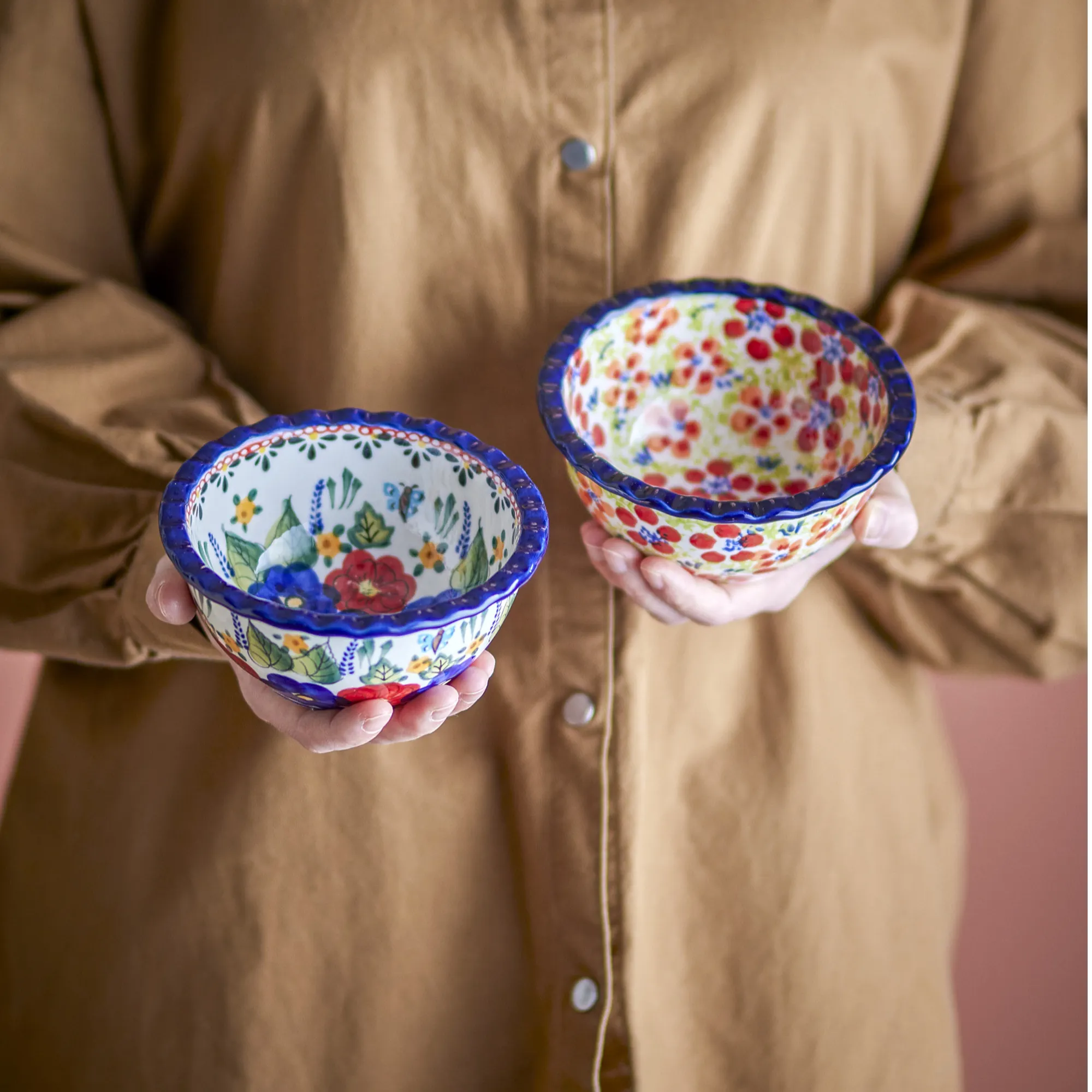 image ceramic bowls, kwiatowy wzór, biały wnętrze, niebieska obrączka, doskonałe do podania