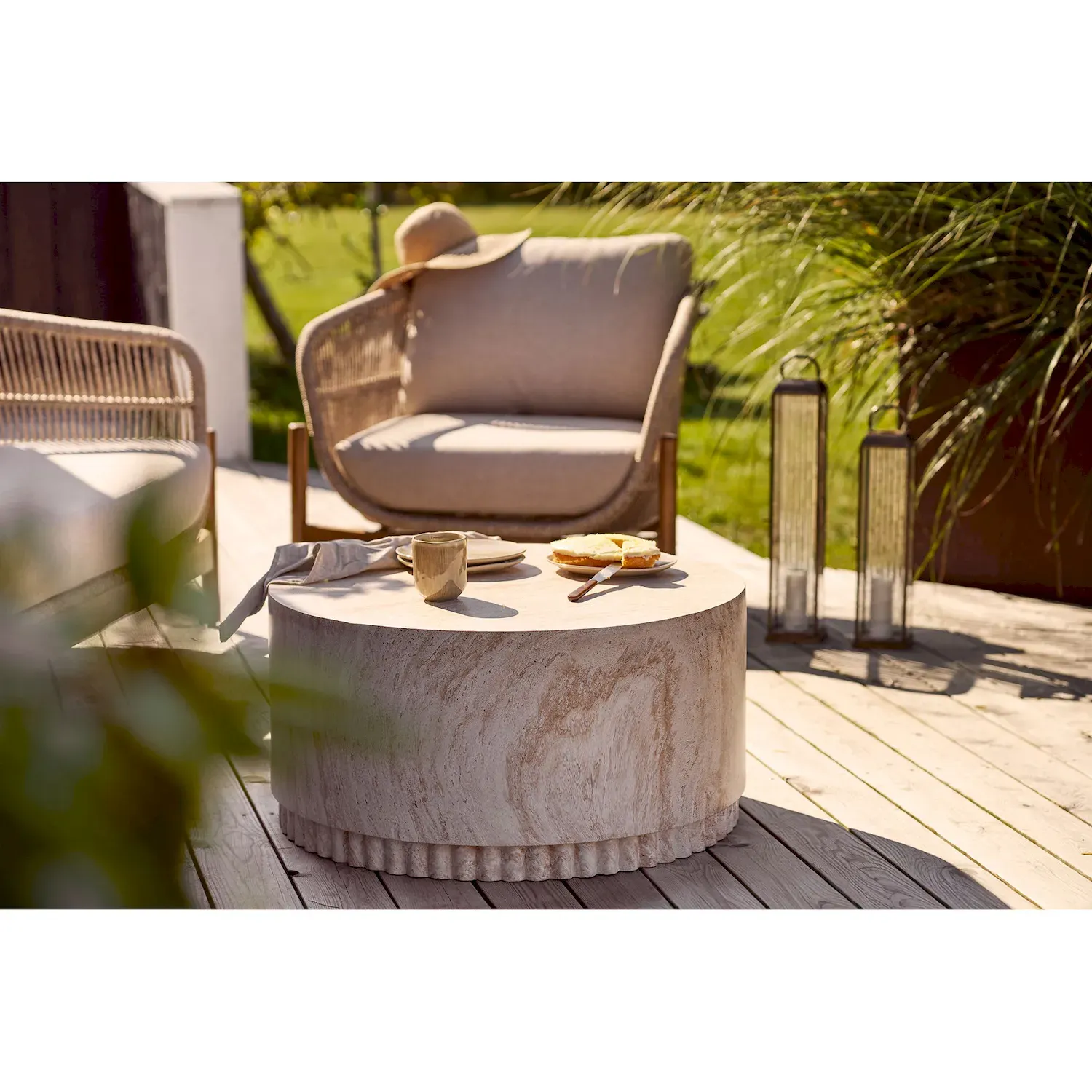 Stolik kawowy BONN 75 cm ryflowana podstawa kolor trawertynowy - 7511031