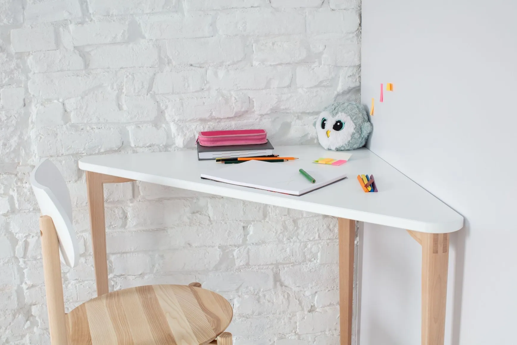 Biurko narożne NAJA 114x85 trójkątne biały blat/bukowe nogi - RGB_NCD1