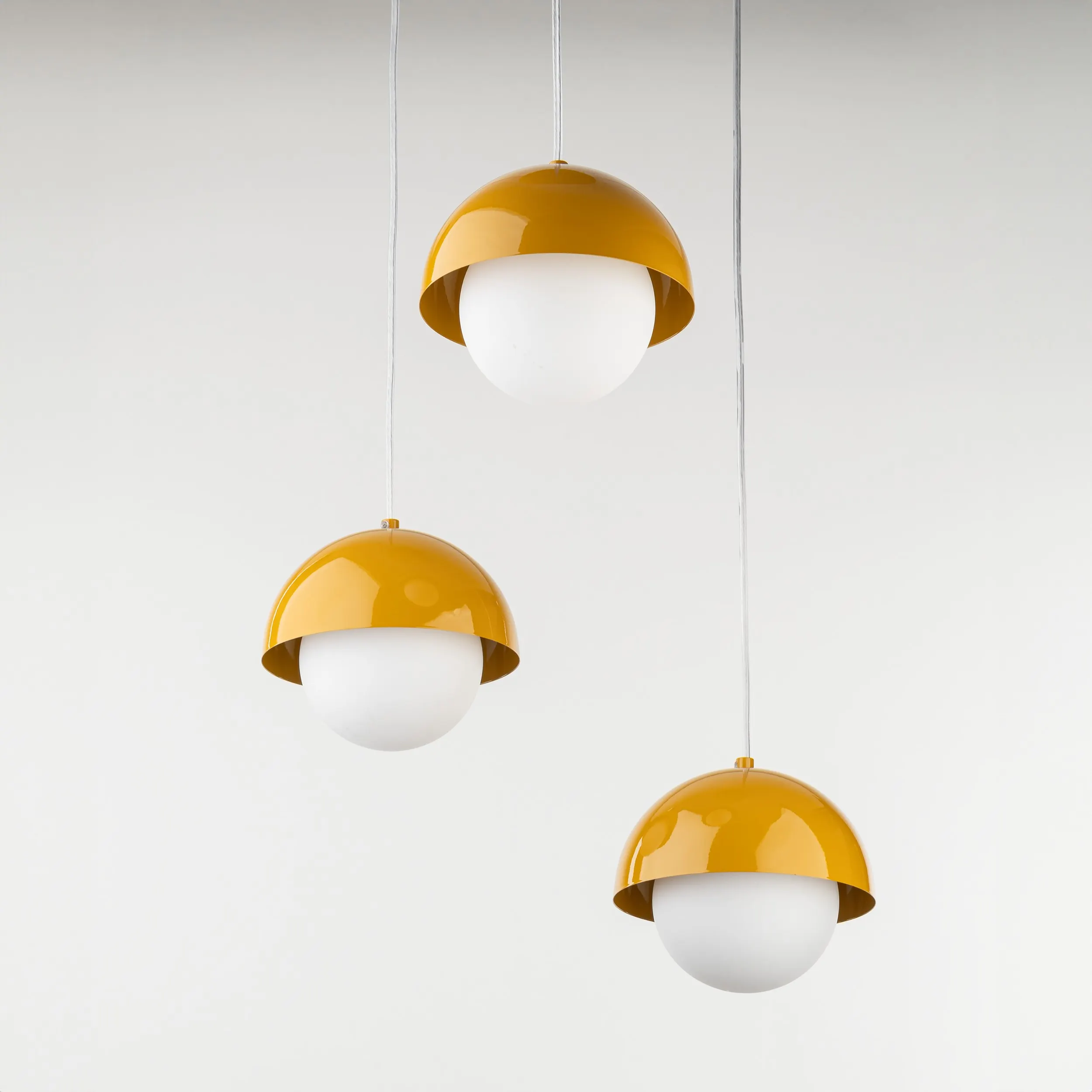 Lampa wisząca BONO żółta z białymi okrągłymi szklanymi kloszami na białych przewodach i okrągłej podstawie 140x31cm - TK_10266