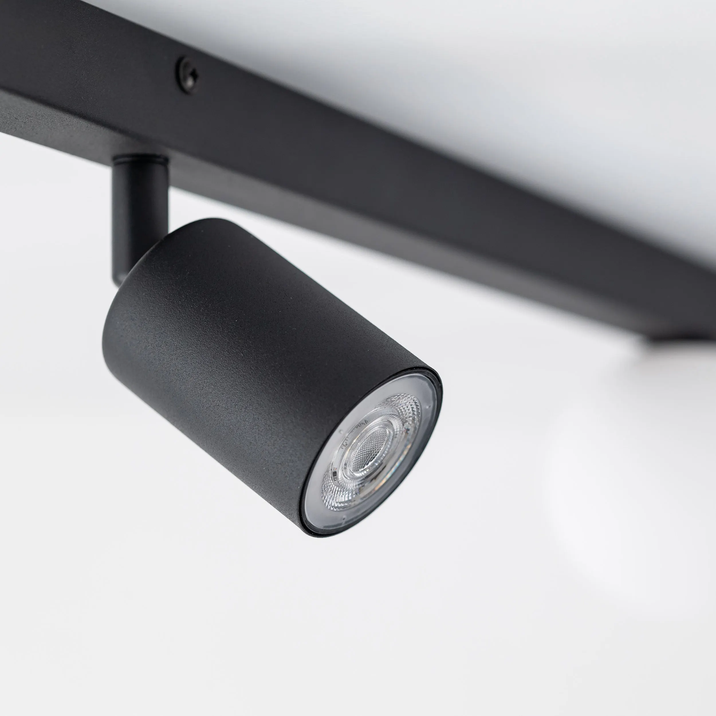 Lampa sufitowa VOX czarna na listwie z białymi okrągłymi szklanymi kloszami oraz jedną regulowaną lampką 70x15cm - TK_10001