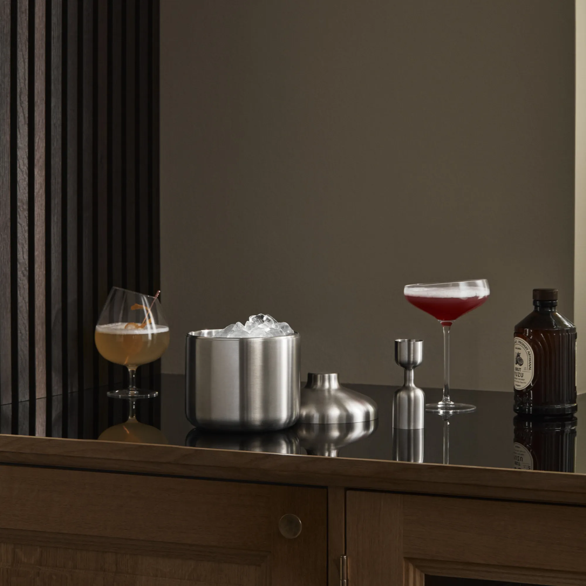 koktajl, szklanka do koktajli, lód, butelka syropu, misa/pojemnik na lód