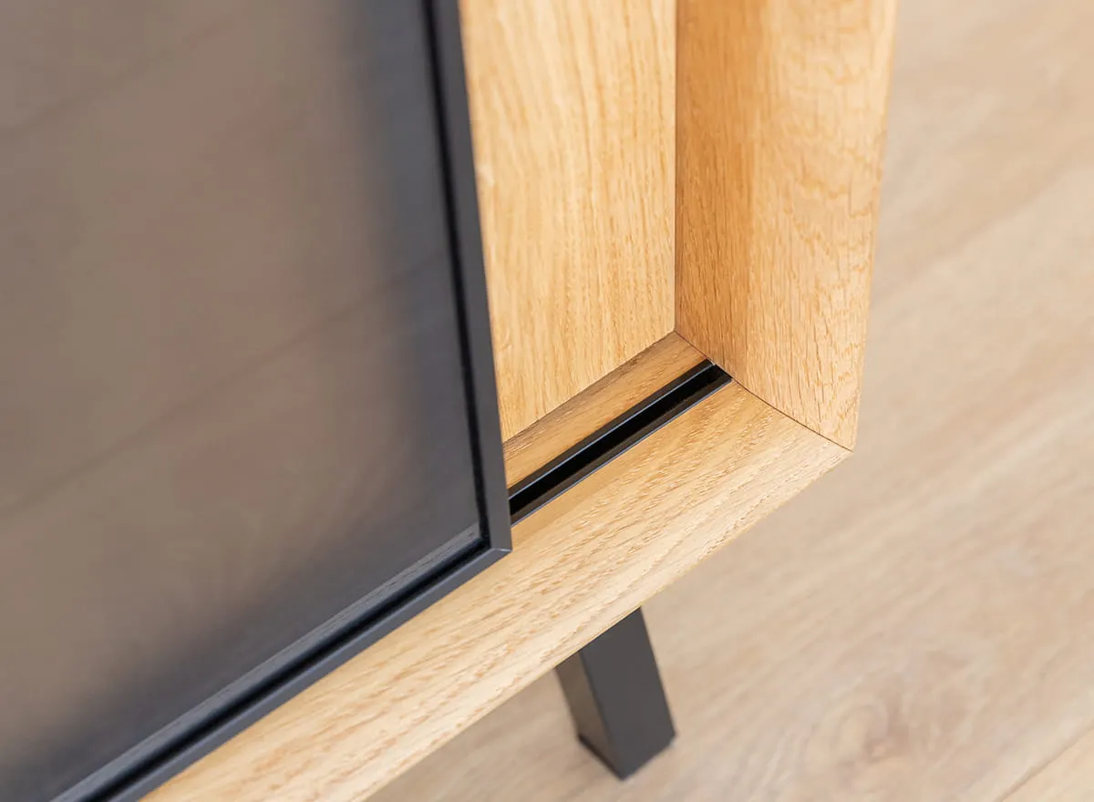 Komoda z barkiem MODERN LOFT 2-drzwiowa z przeszkleniem - dąb olejowany, czarny - PLMOL01S
