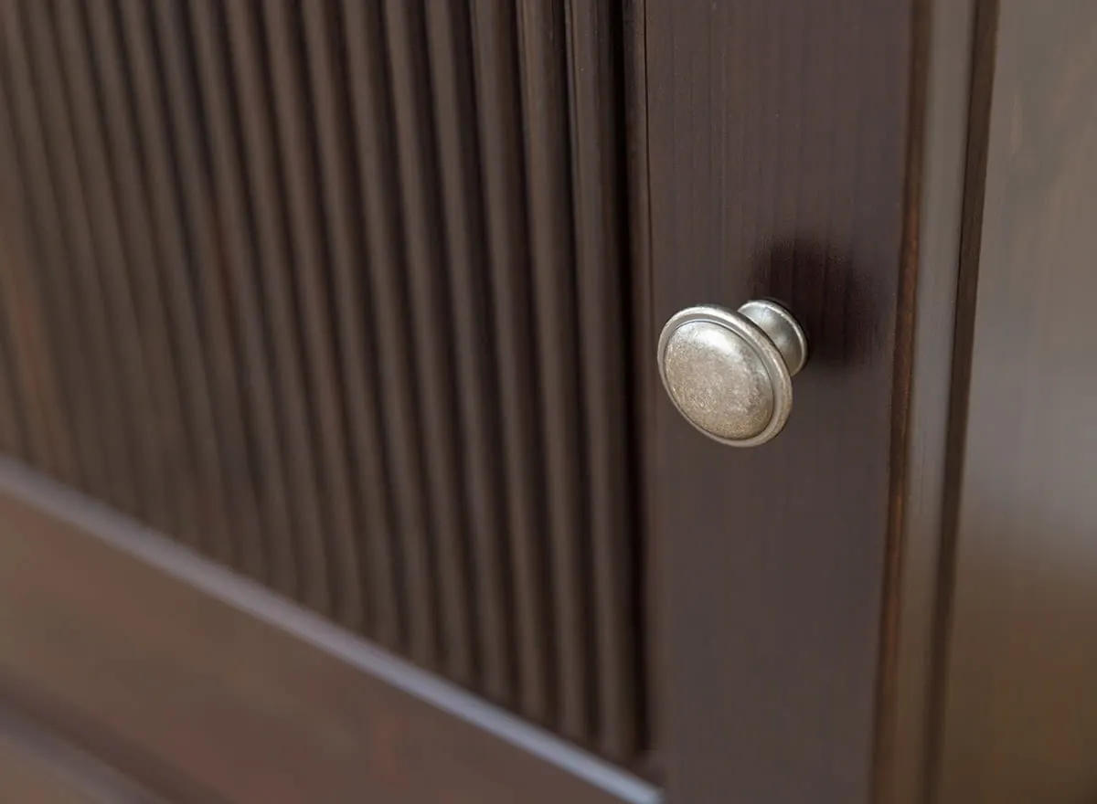 Komoda 3-drzwiowa drewniana ROSELLA 142 cm sosna ciemny brąz - SKROS05