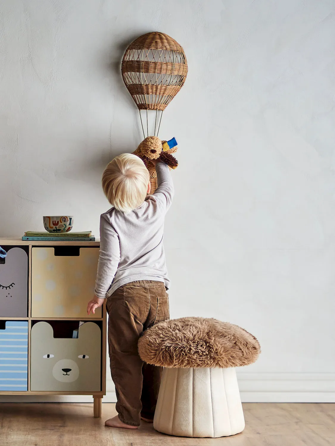 dziecko, pokój dziecka, zabawka, miś plush, balon latający