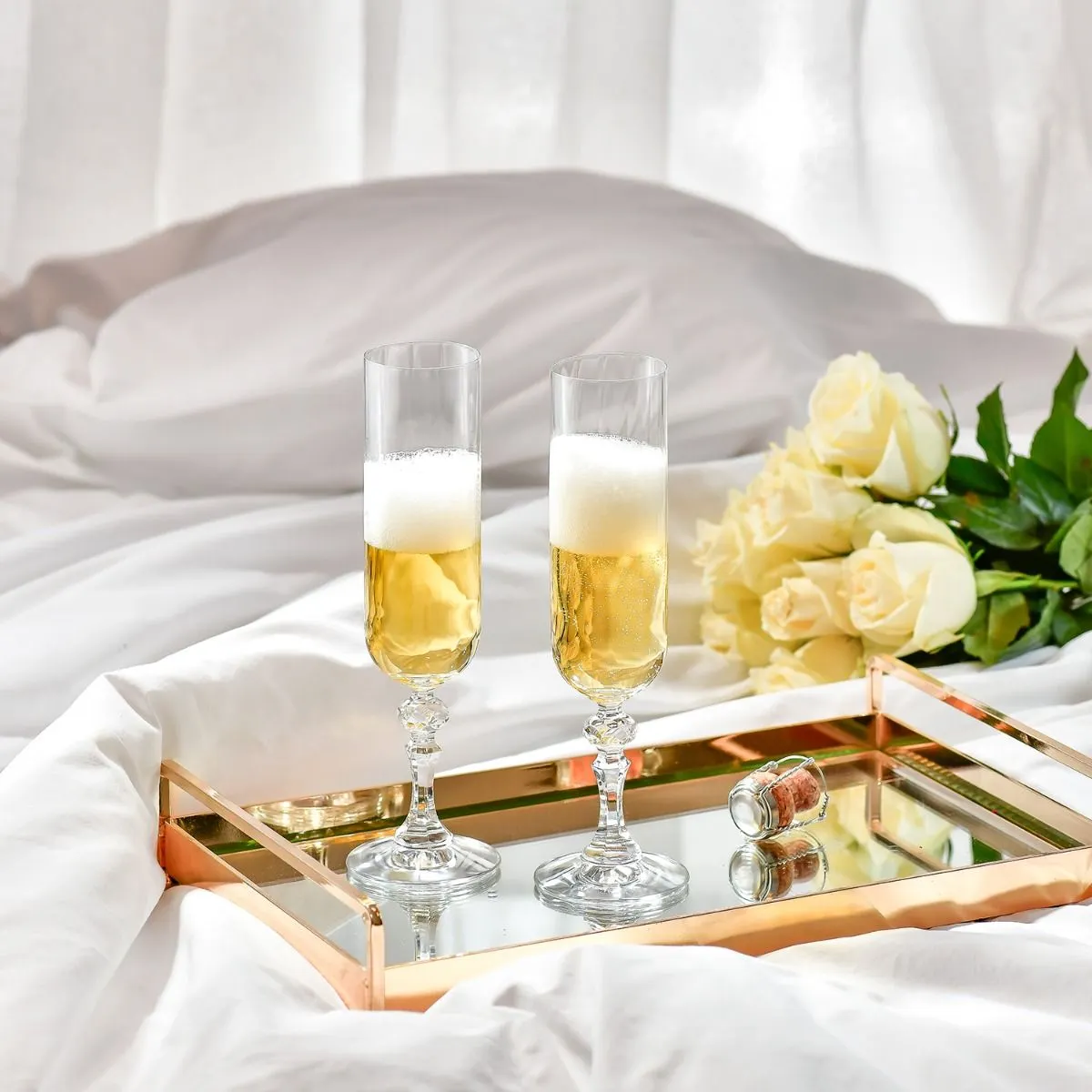 szampan, kieliszki, szklanki, róże, taca