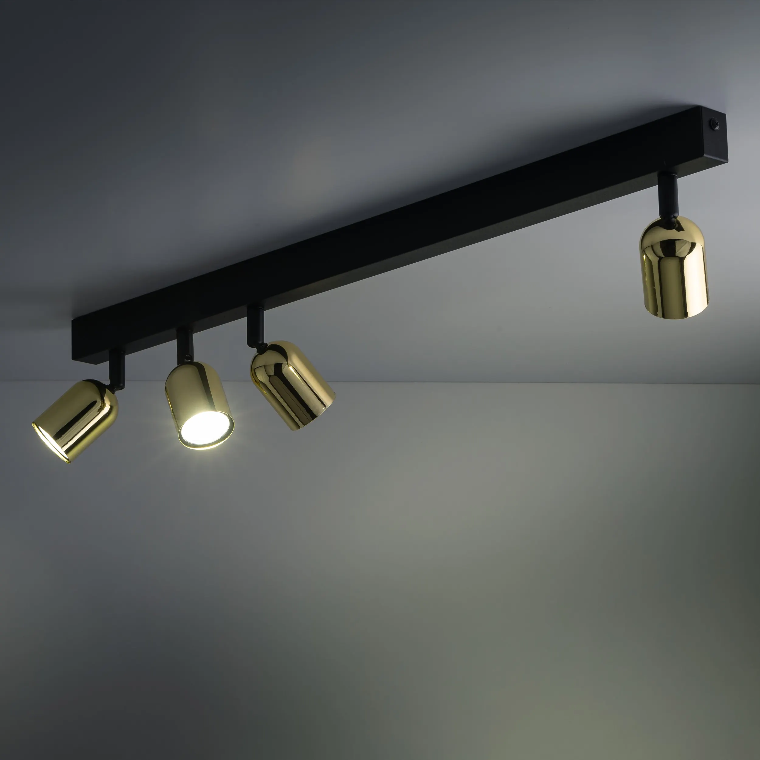 Lampa sufitowa TOP czarna ze złotymi reflektorami niesymetryczna na metalowej listwie 94x18x16cm - TK_6314