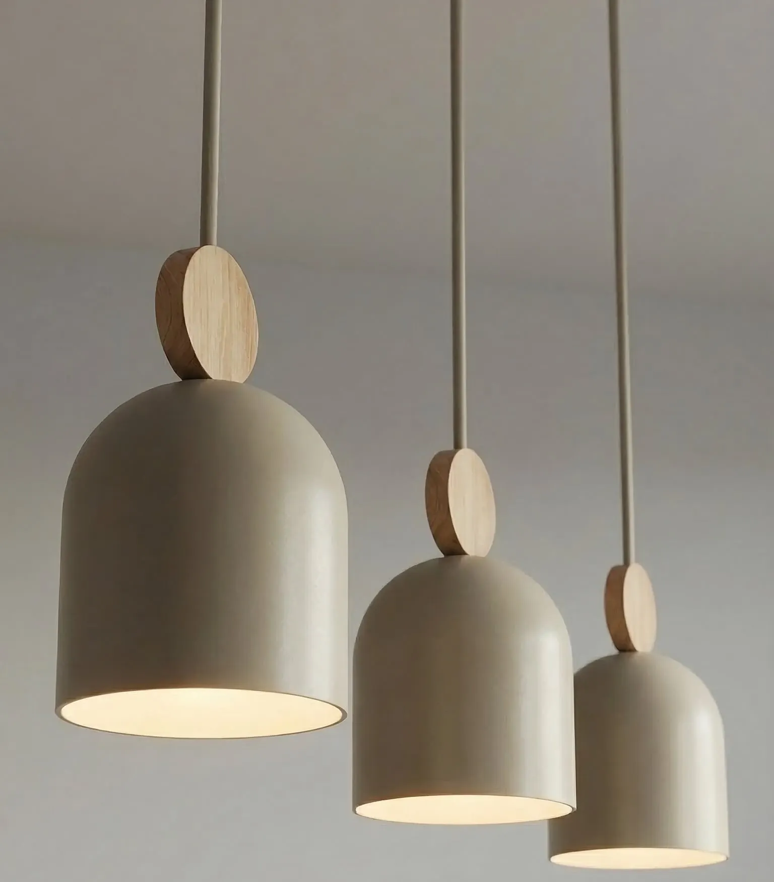 lampy wiszące, konstrukcja drewniana, kongenialne oświetlenie, betonowy kolor, minimalistyczny design