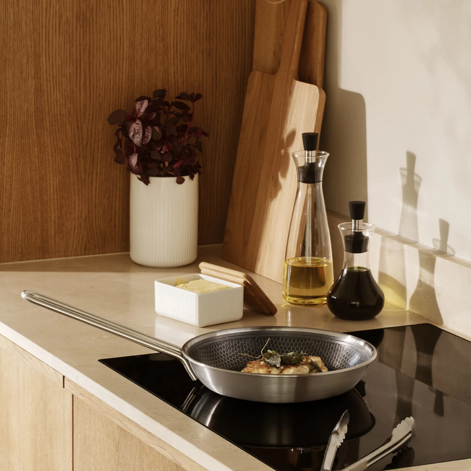 image patelnia, patelnia stalowa, kuchnia, olej, foremka do masła