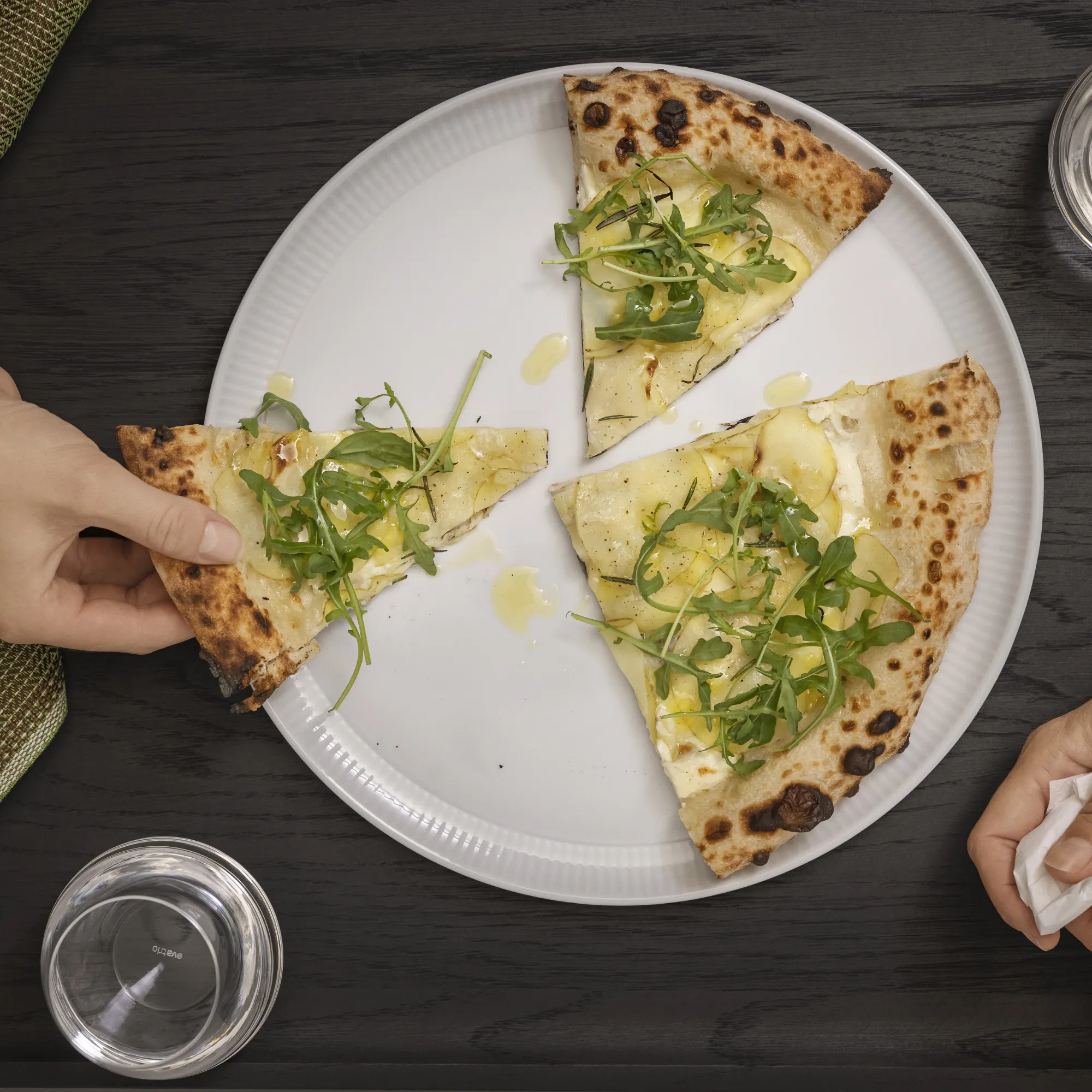 image pizza, pizza/white sauce, rukola/arugula, thin crust, lemon drizzle