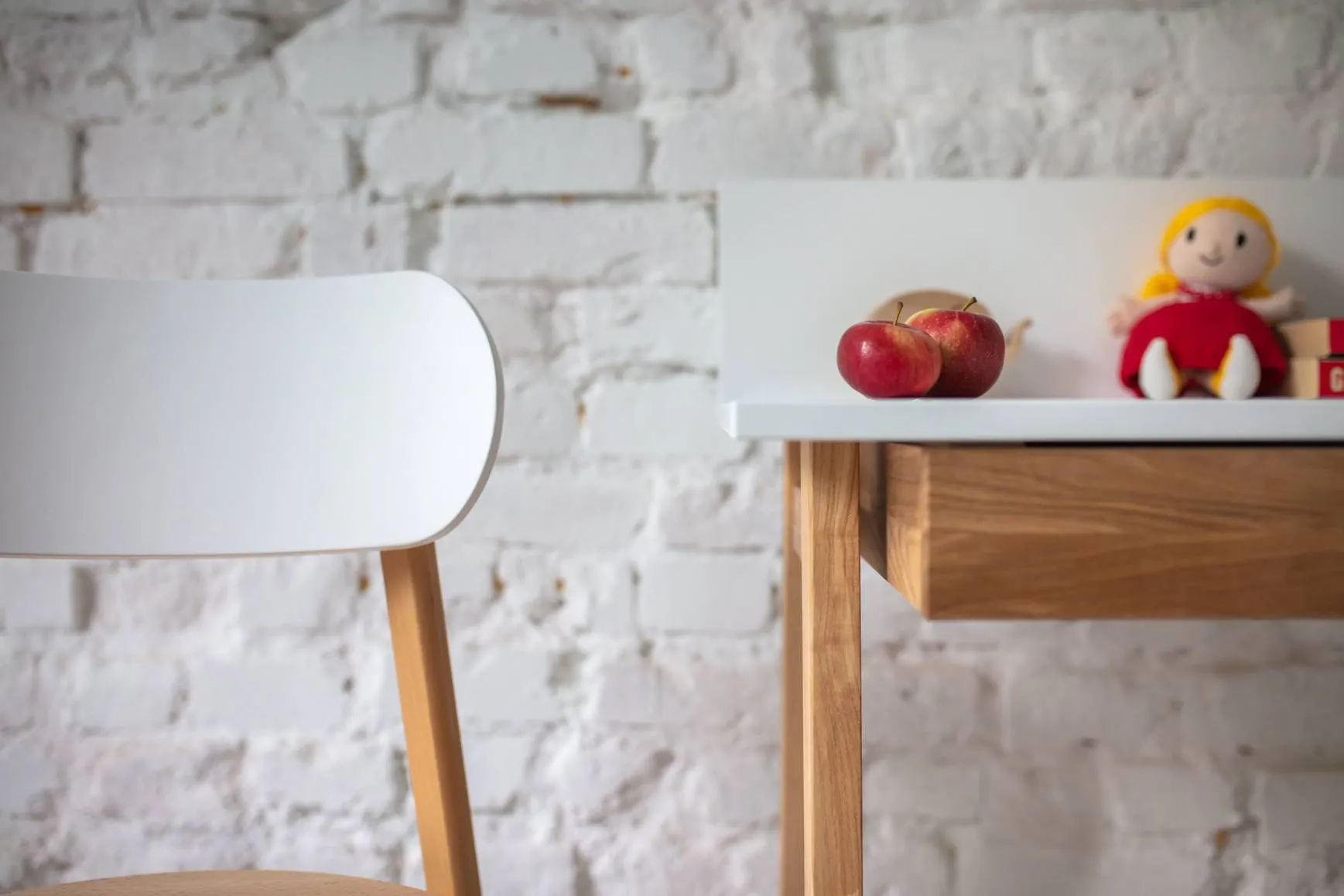 Biurko z szufladami i panelem LUKA 110x50 koralowe/jesionowe nogi - NRGB_WDLUK316_DRAW