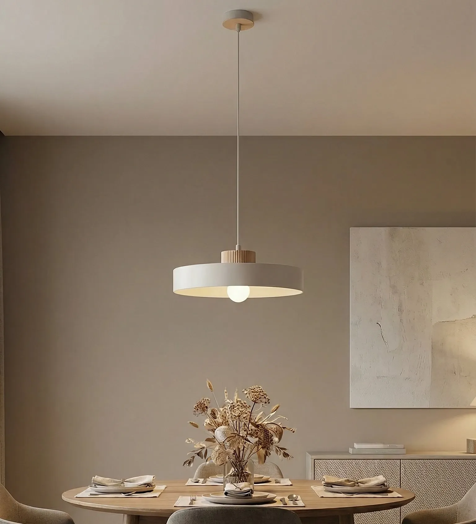 image lampa wisząca, kinkiet sufitowy, metalowy klosz, drewniane elementy, wystrój modern