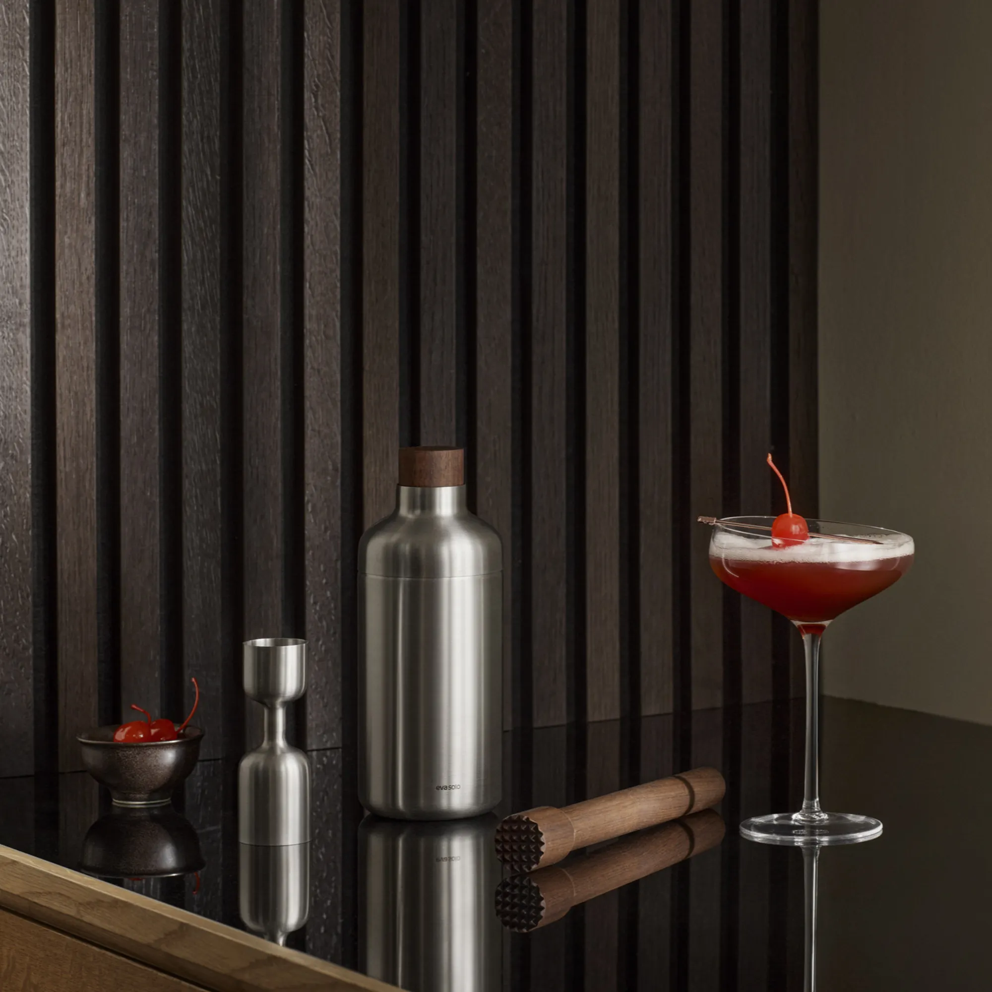 butelka stalowa, koktajl alkoholowy, cynamon, shaker, martini glass