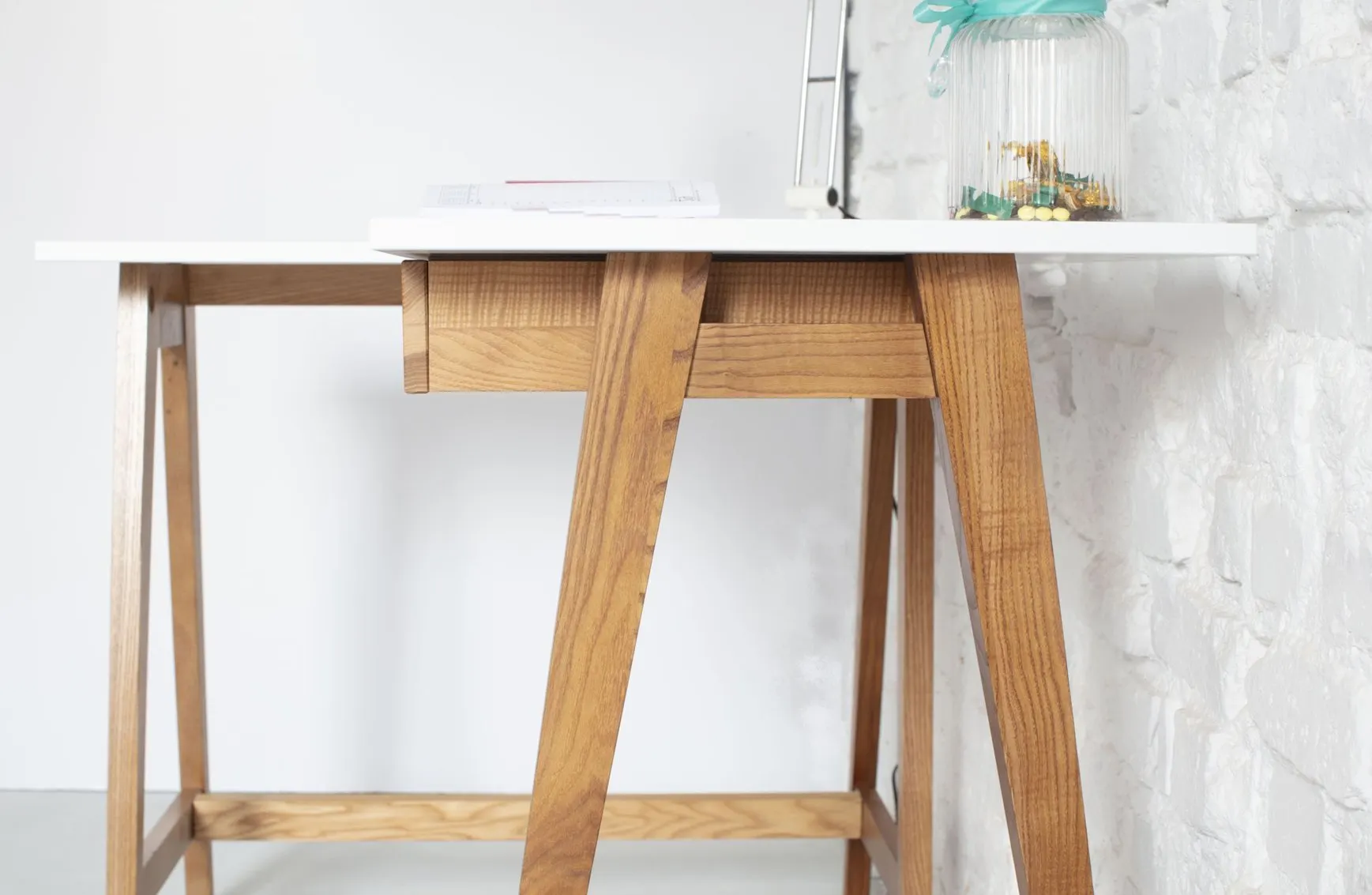 Biurko narożne z szufladą LUKA lewostronne 115x85 czerwony blat/nogi kolor dąb - RGB_CDLUK112_OAK_L