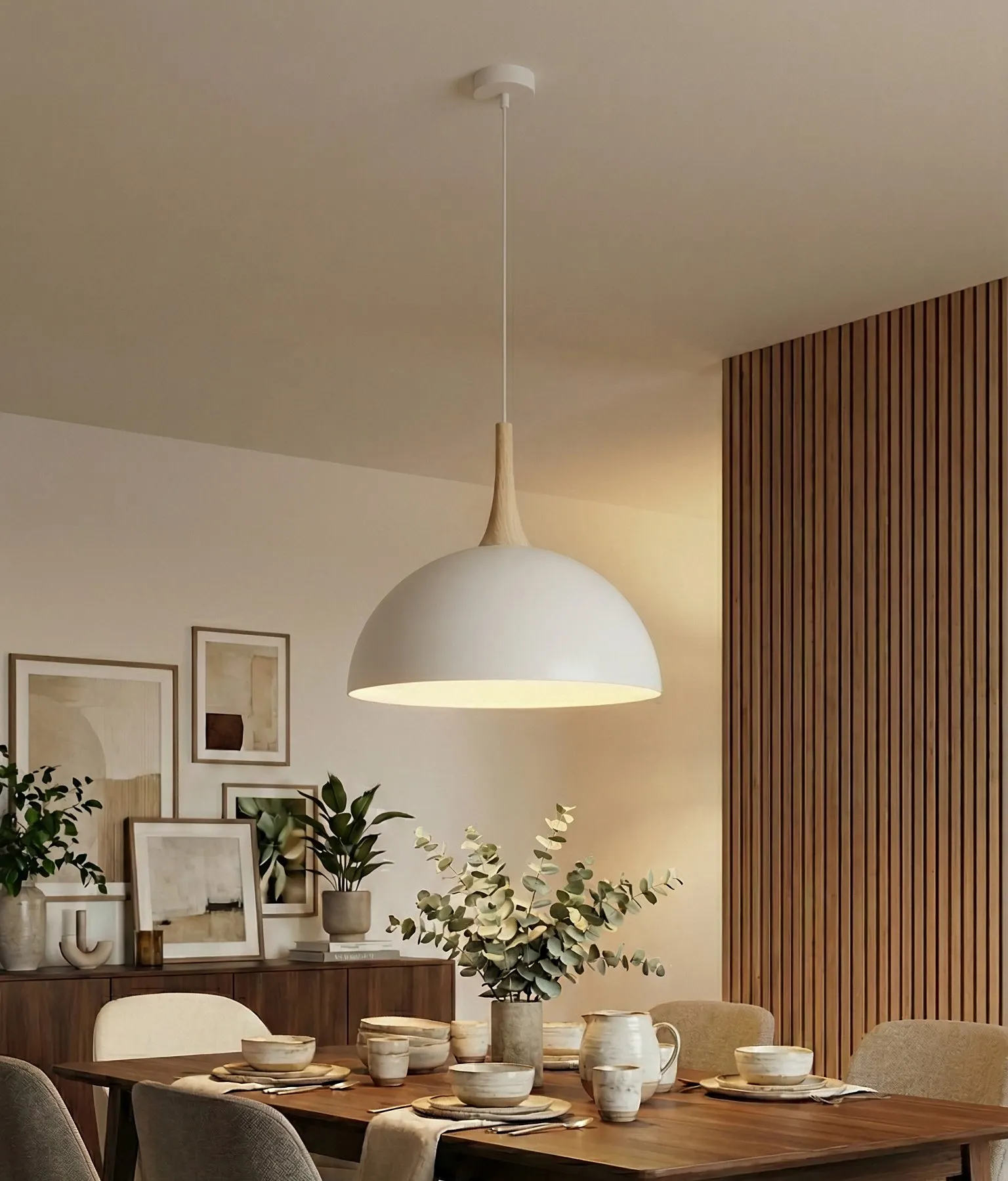 lampa wisząca, jadalnia, stół drewniany, naczynia ceramiczne, zielone rośliny