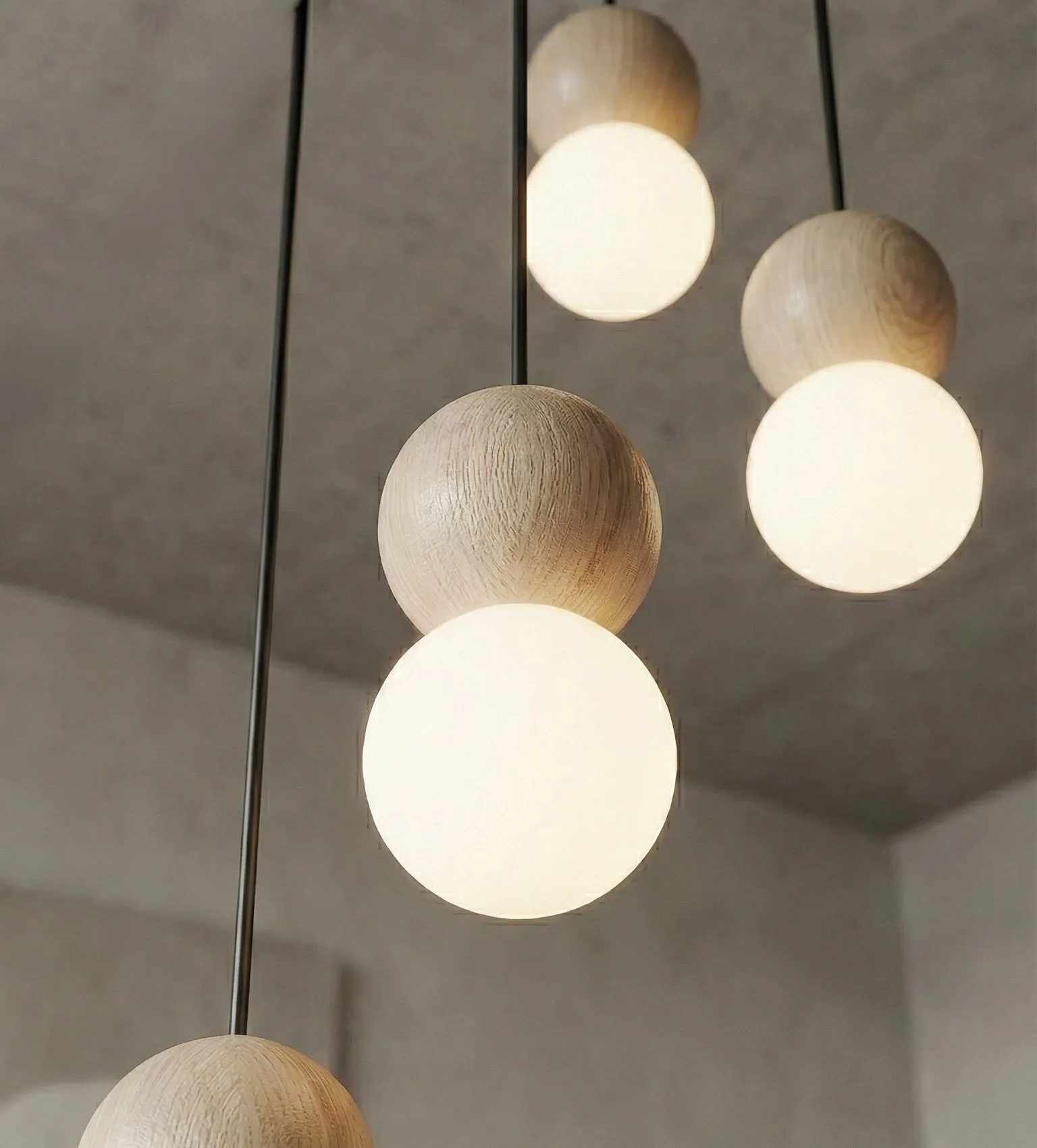 image lampa wisząca, kuliste klosze, drewniane elementy, oświetlenie sufitowe, minimalistyczny design