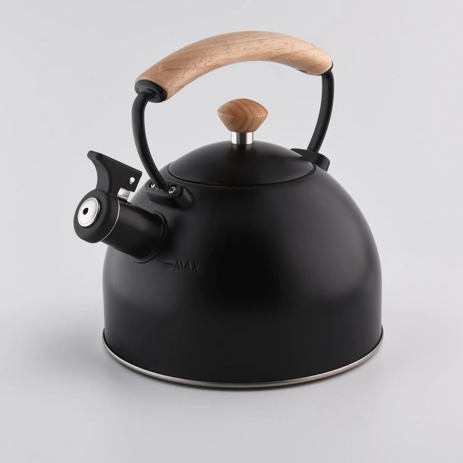 image czajnik, korpus czarny, metalowy, drewniana rączka, korek drewniany