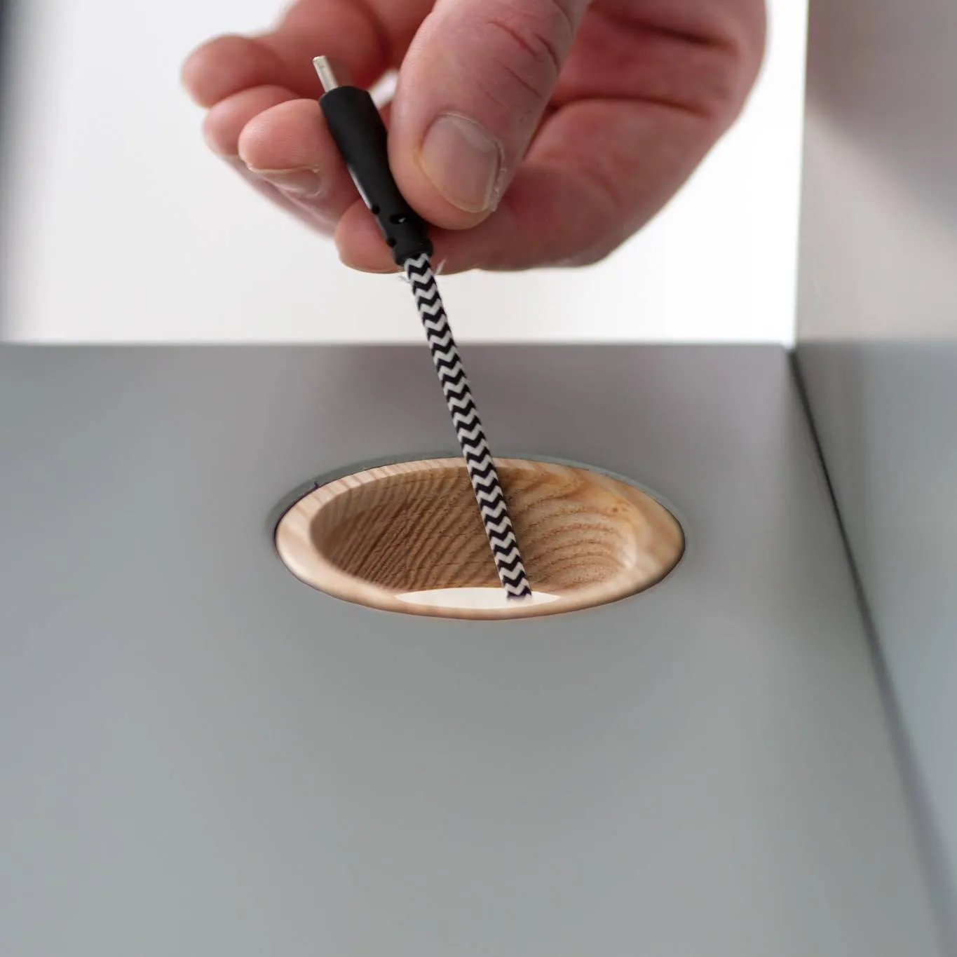 Biurko z szufladami i panelem LUKA 110x50 czarne/nogi kolor dąb - RGB_WDLUK3_BLK_OAK_D