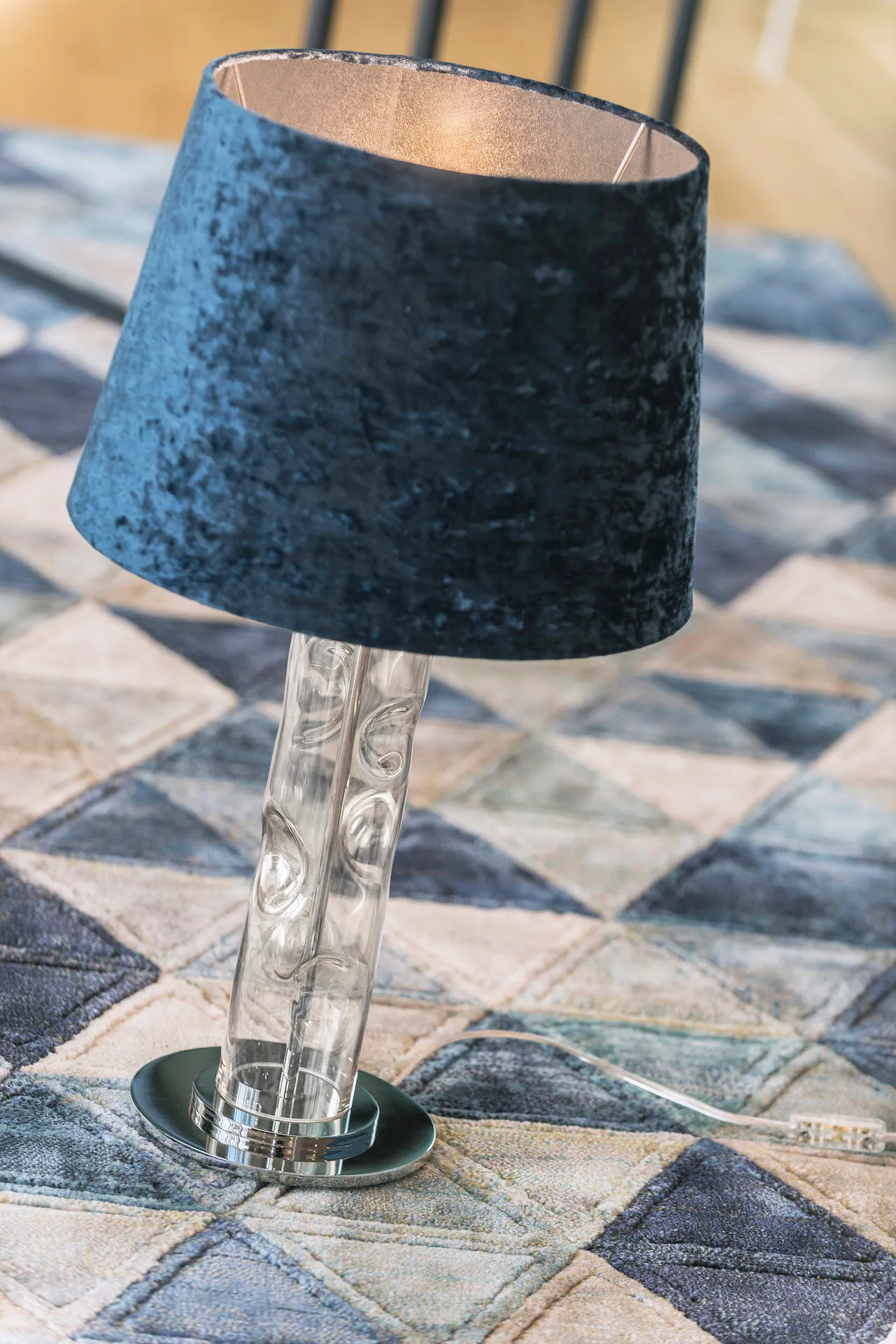 Lampa stołowa NANCY chromowana transparentne szkło granatowy abażur 60x35cm - 3843