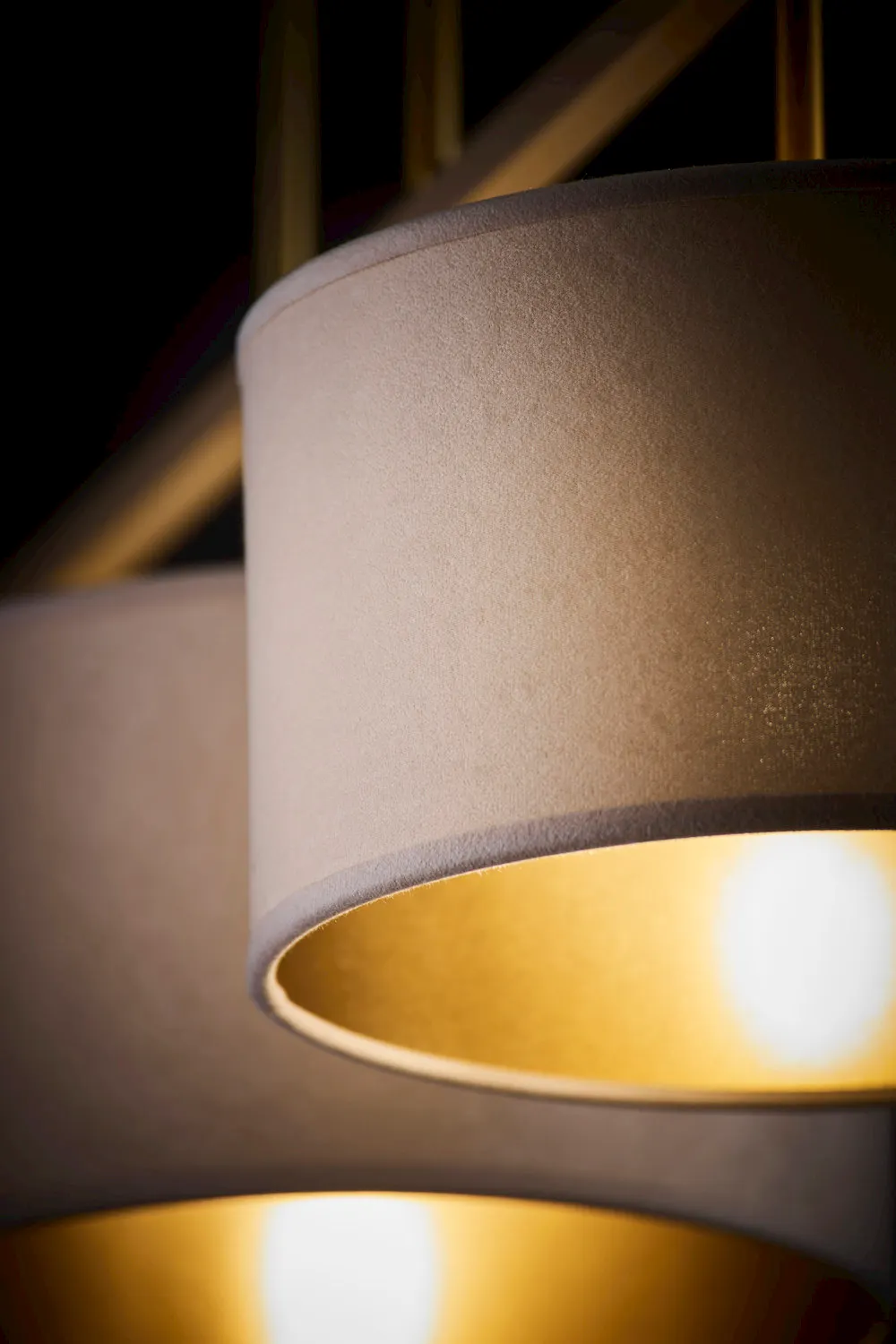 image lampa wisząca, tapeta żarówkowa, korpus lampy, kolor szary, wydobyty złoty wnętrze