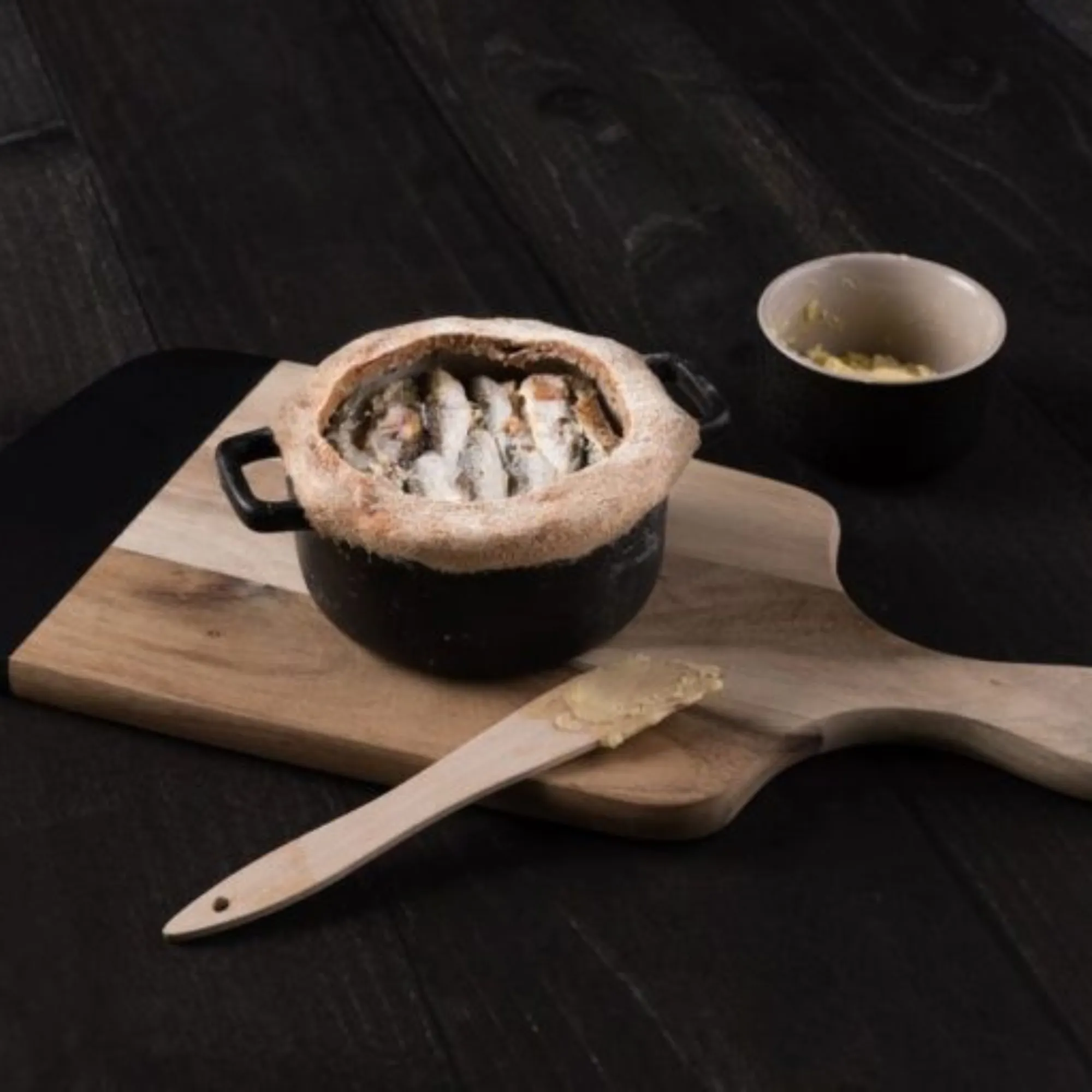 image guz, garnek żeliwny, pieczony sos, ciasto, masło