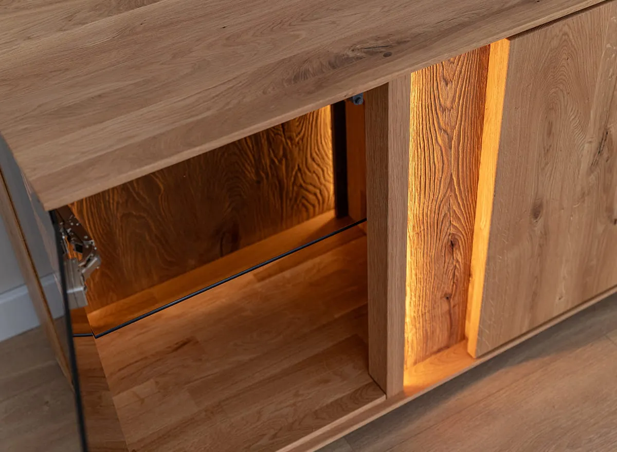 Komoda TV dębowa COLLODI z przeszkleniem i oświetleniem 165 cm - dąb olejowany - ZICOL08