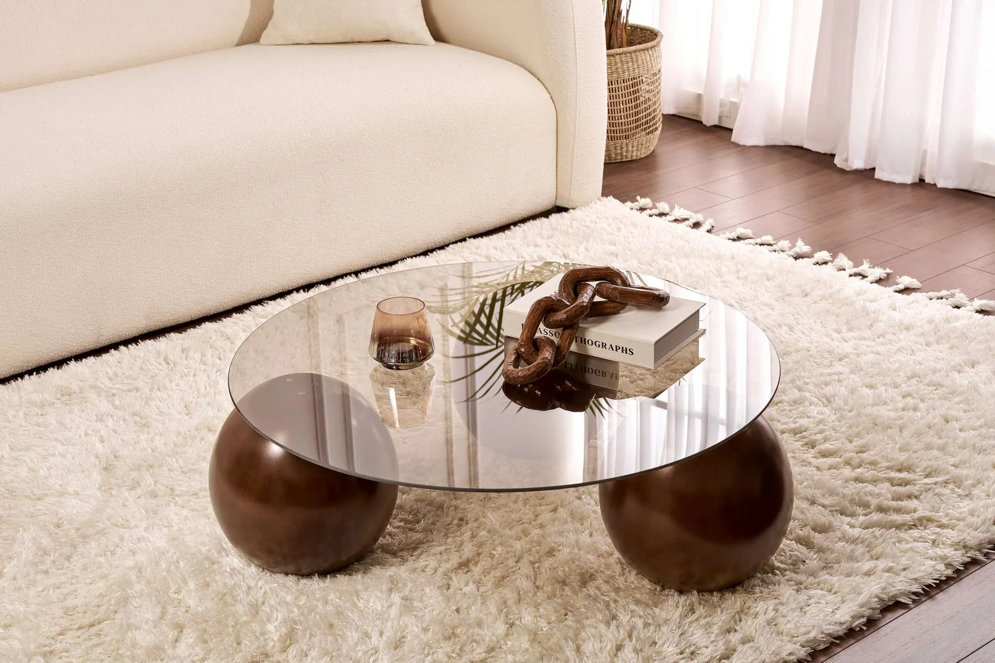 Stolik kawowy szklany okrągły MIRO 85 cm kuliste orzechowe nogi blat brązowy - ASI_857NRD1130