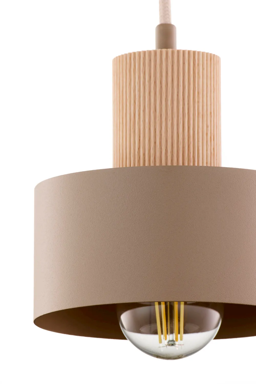 lampa wisząca, korpus metalowy, kolor beżowy, żarówka LED, konstrukcja drewniana