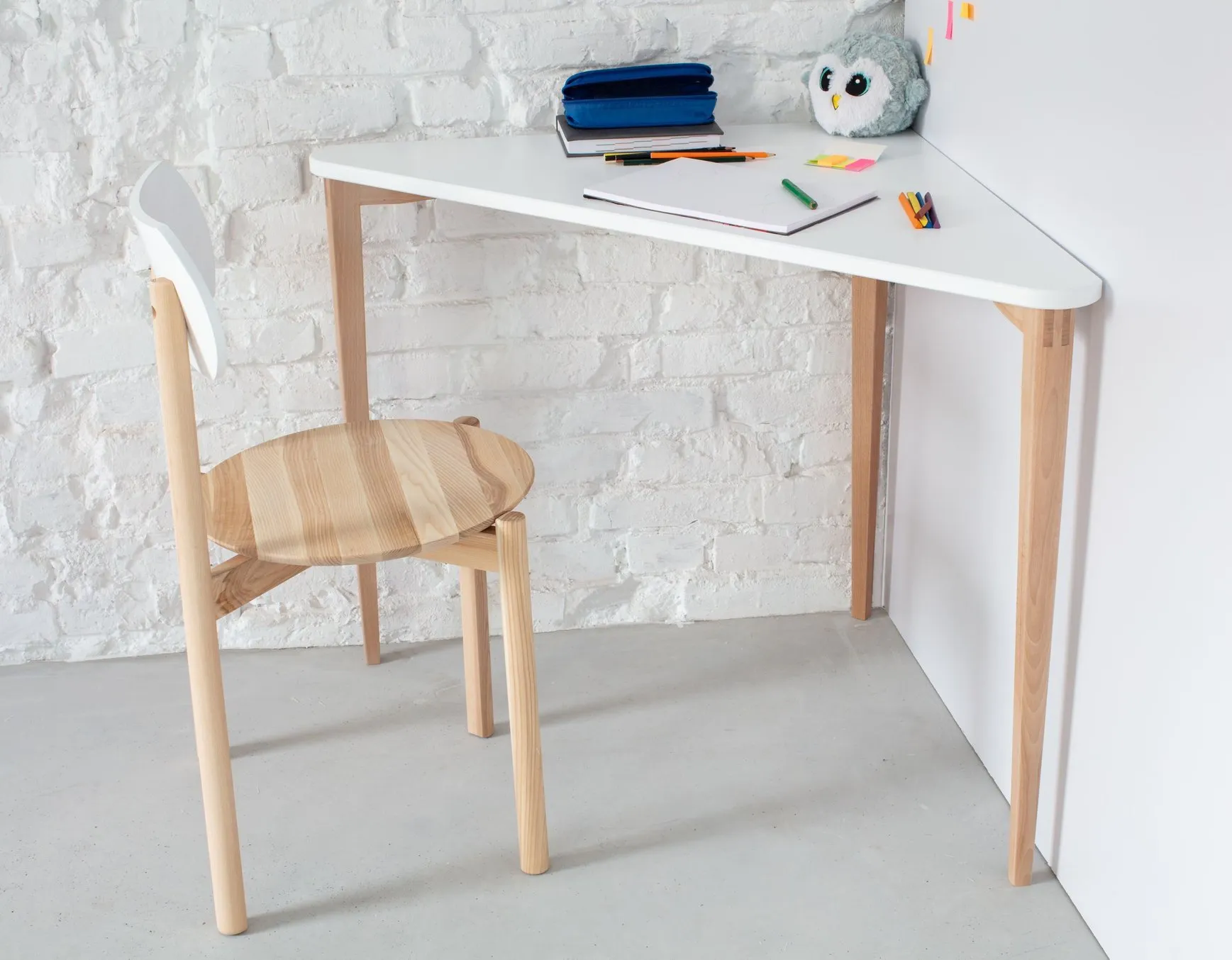 Biurko narożne NAJA 114x85 trójkątne grafitowy blat/bukowe nogi - RGB_NCD3