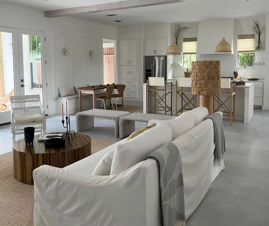 salon, kuchnia, jadalnia, sofa, stolik-drewniany