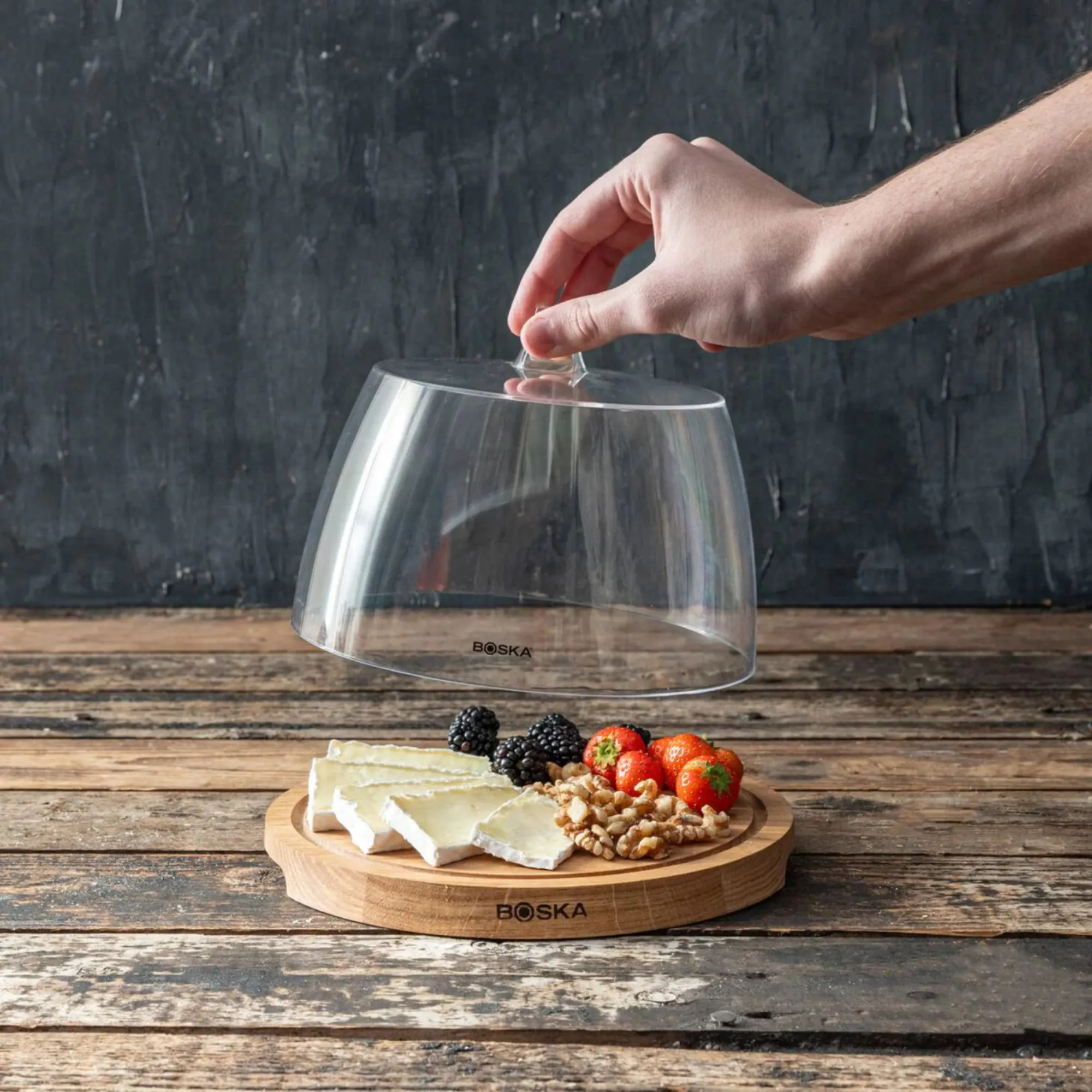 image szklana pokrywka, taca do serów, deska drewniana, ser cheese board, jagody truskawki orzechy