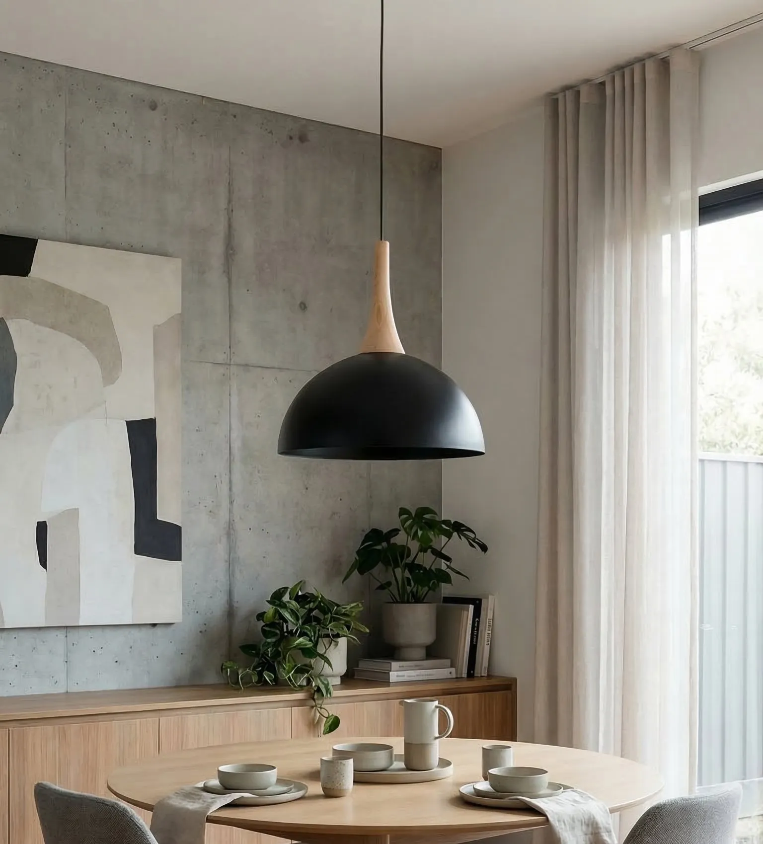 image lampa wisząca, czarna lampa, pokój jadalny, stół okrągły, rośliny doniczkowe