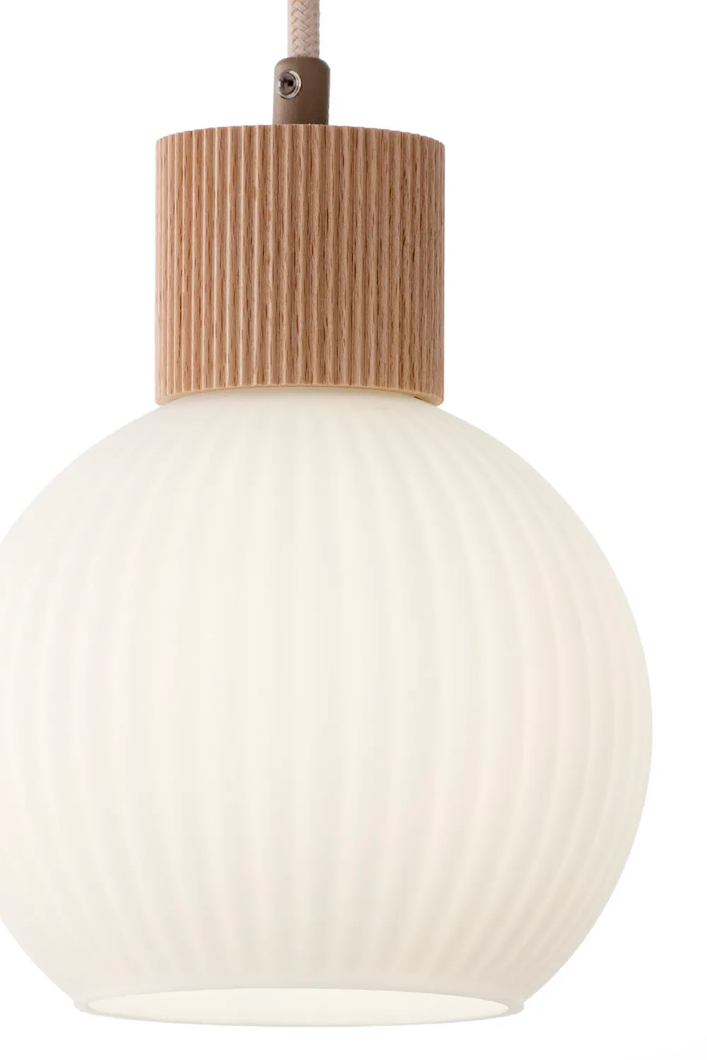 image lampa wisząca, kula, drewniana oprawa, biały klosz, materiał drewniany