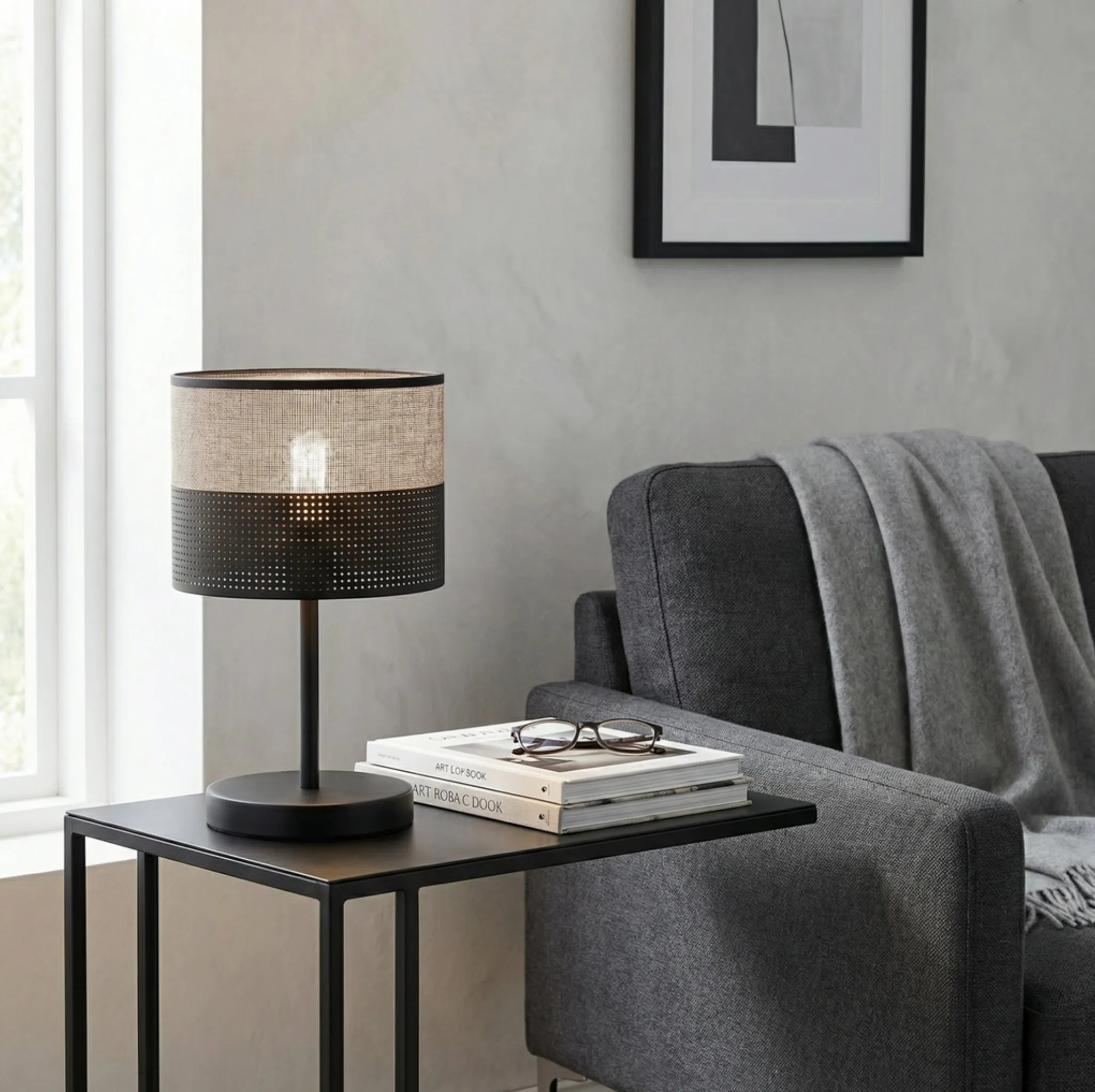 image lampa, lampa stołowa, stolik boczny, czarny abażur, drewniana konstrukcja